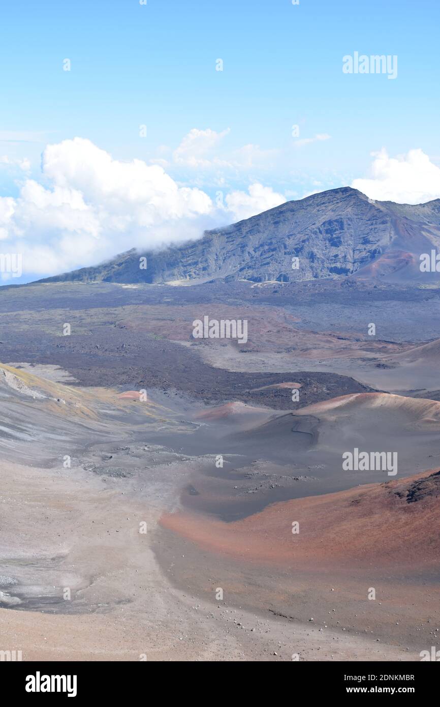 Un'immagine verticale del paesaggio panoramico del vulcano scudo Haleakala Sull'Isola Hawaiiana di Maui Foto Stock