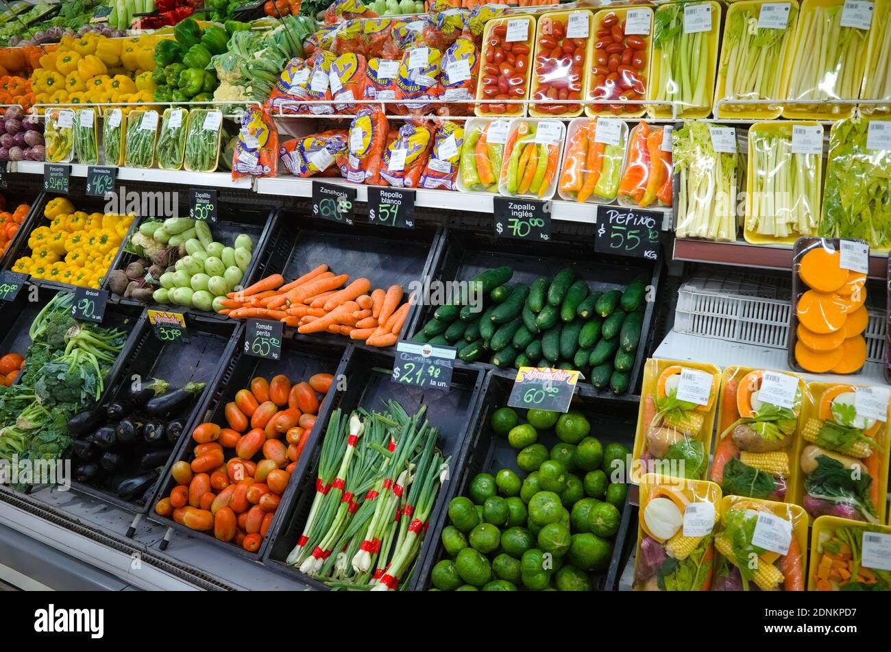 Stand con verdure con i prezzi in minimarket. Grande varietà di verdure al coperto nel supermercato della drogheria. Mendoza, Argentina Foto Stock