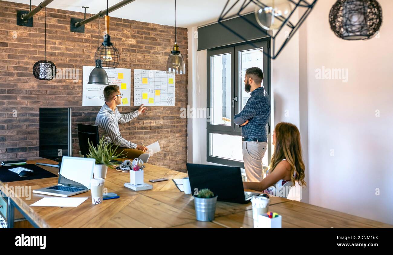 Giovane manager che organizza il lavoro in un ufficio Foto Stock