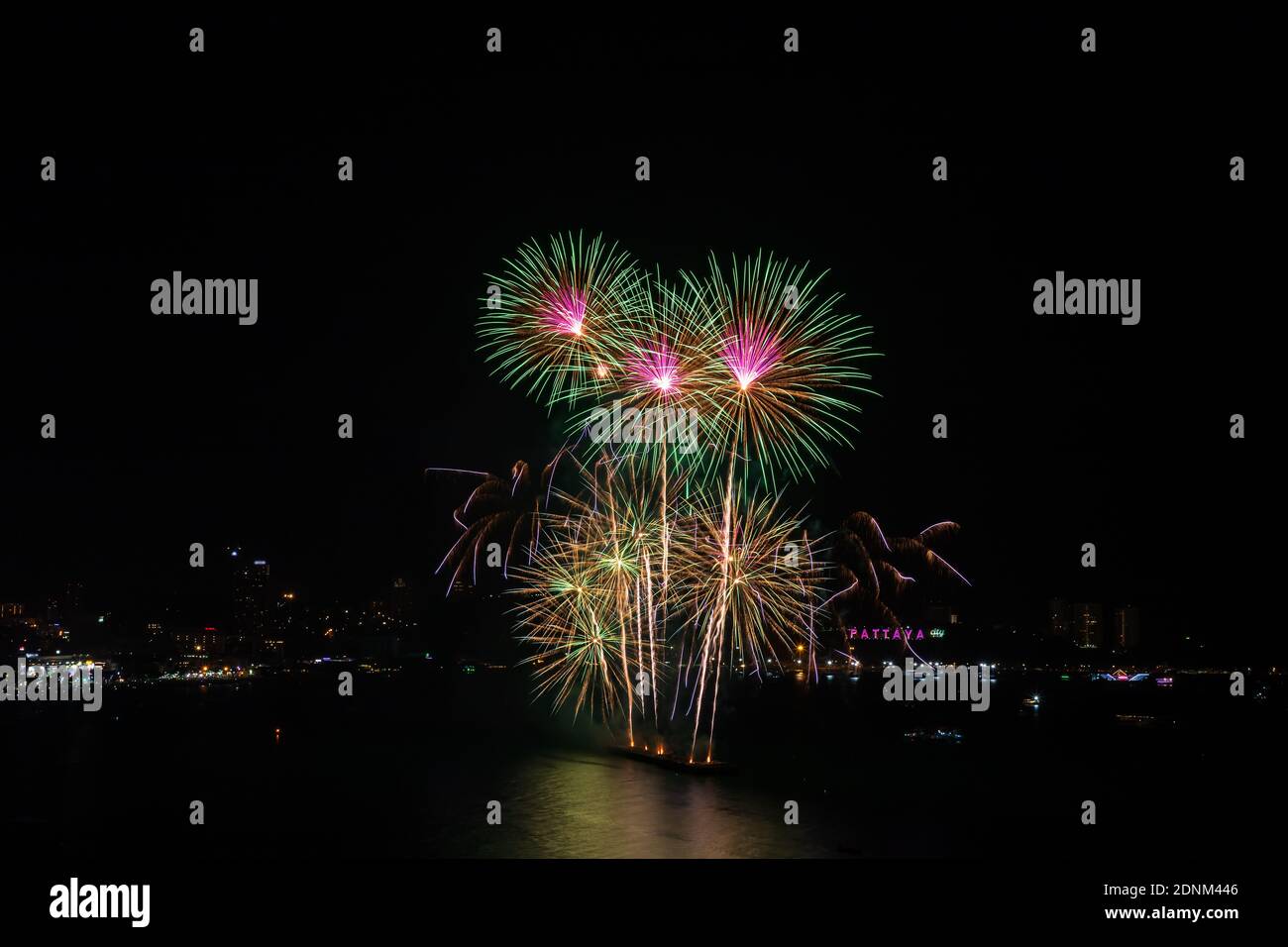 Fuochi d'artificio colorati sulla spiaggia di Pattaya durante il Festival Internazionale, festa per Capodanno Foto Stock