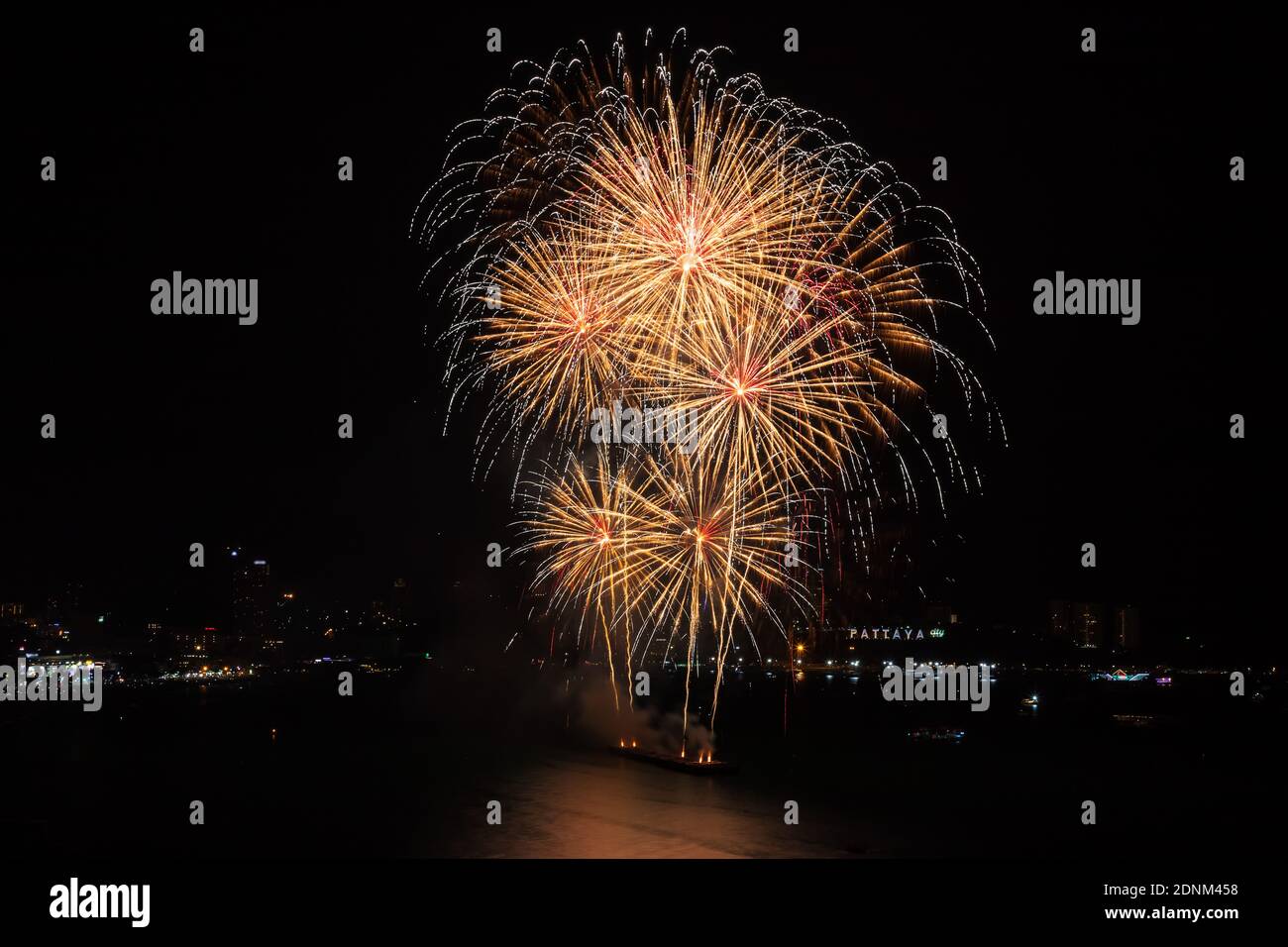 Fuochi d'artificio colorati sulla spiaggia di Pattaya durante il Festival Internazionale, festa per Capodanno Foto Stock