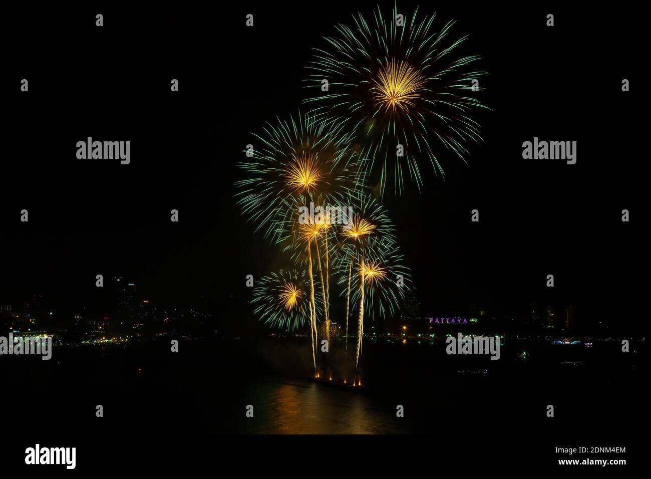 Fuochi d'artificio colorati sulla spiaggia di Pattaya durante il Festival Internazionale, festa per Capodanno Foto Stock