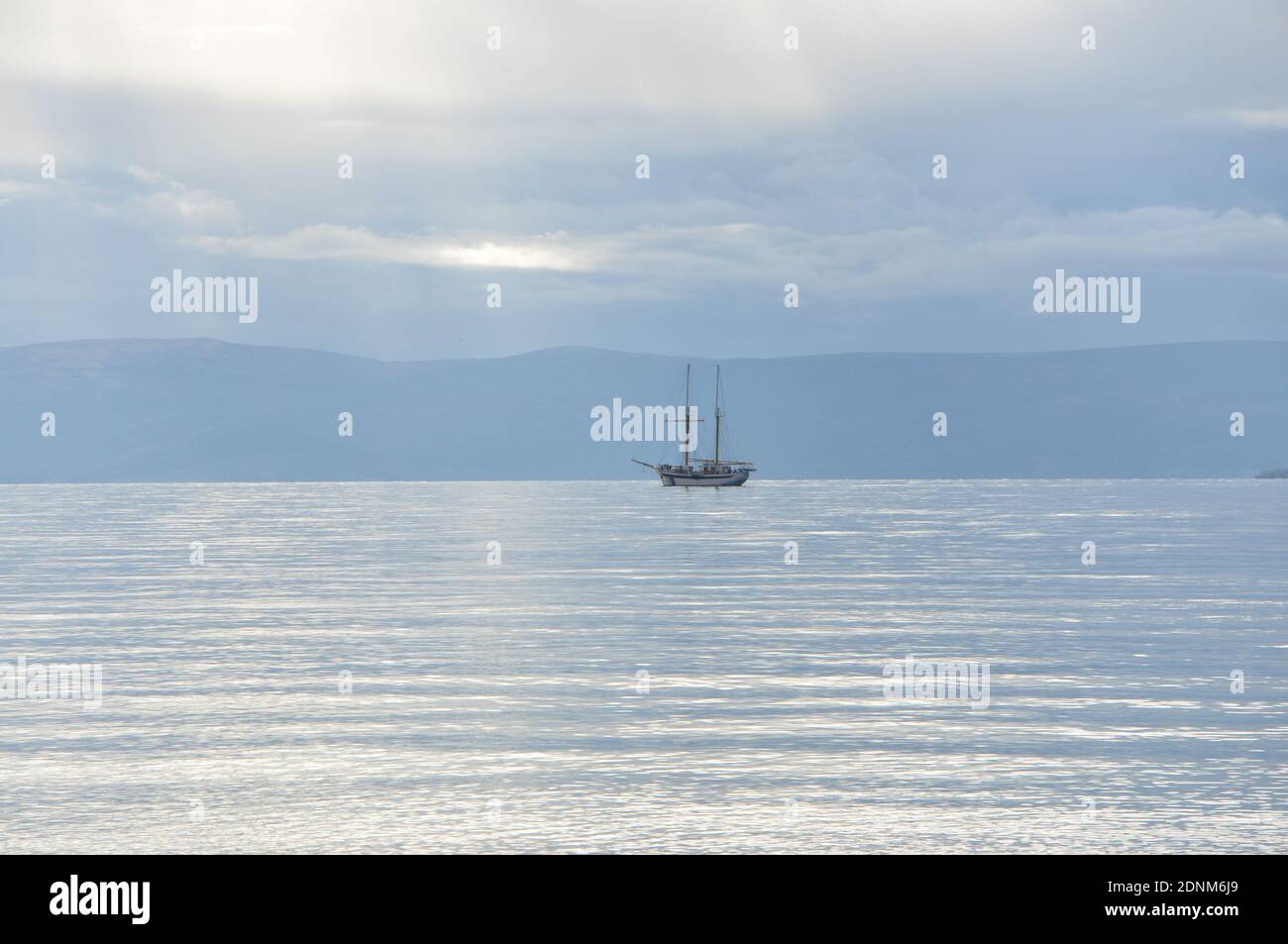 Barca a vela nel mare Adriatico. Barca a vela sulla spiaggia. Mare Adriatico. Nave silhouette sul mare. Foto Stock