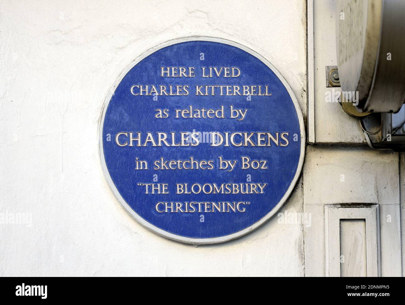 Londra, Regno Unito. Lapide commemorativa al 14 di Great Russell Street: 'Qui visse Charles Kitterbell come riferito da Charles Dickens in schizzi di Boz 'The Bloo Foto Stock