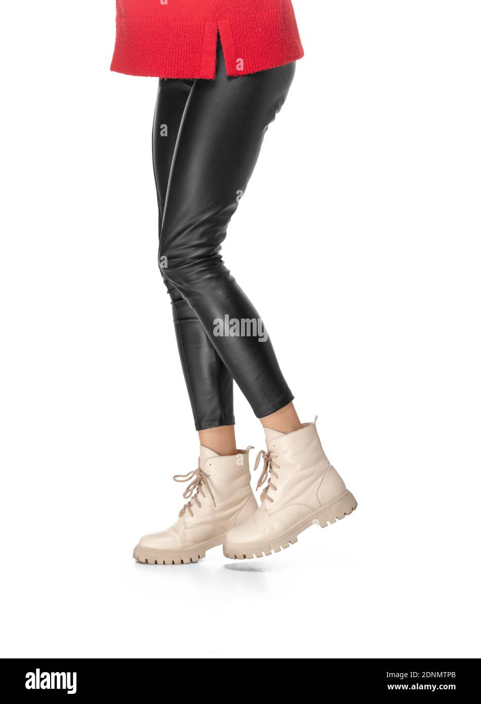 Zampe femminile in pelle con leggings e stivali isolati sfondo bianco Foto Stock