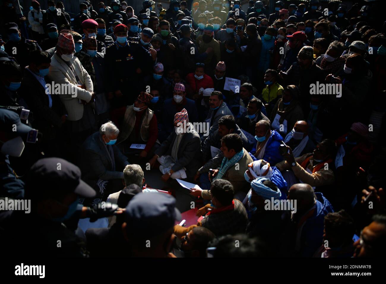 Kathmandu, Nepal. 18 Dicembre 2020. Il capo senior del Congresso nepalese, RAM Chandra Paudel, incontra gli agricoltori di canna da zucchero che sono venuti a Kathmandu dal distretto di Sarlahi, continuando la loro protesta per il sesto giorno che chiede al governo di adempiere il suo impegno di recuperare i loro pagamenti dalle zucchererie di Kathmandu, Nepal, venerdì 18 dicembre 2020. Credit: Skanda Gautam/ZUMA Wire/Alamy Live News Foto Stock