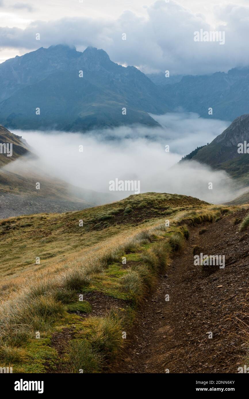 Un sentiero nella catena montuosa dei Pirenei. Foto Stock