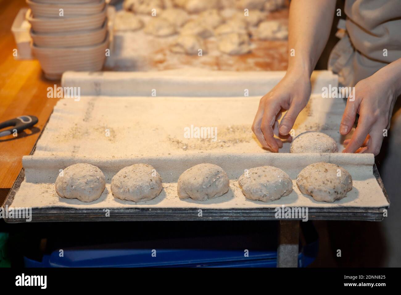 Baker lavora con impasto in forno Foto Stock