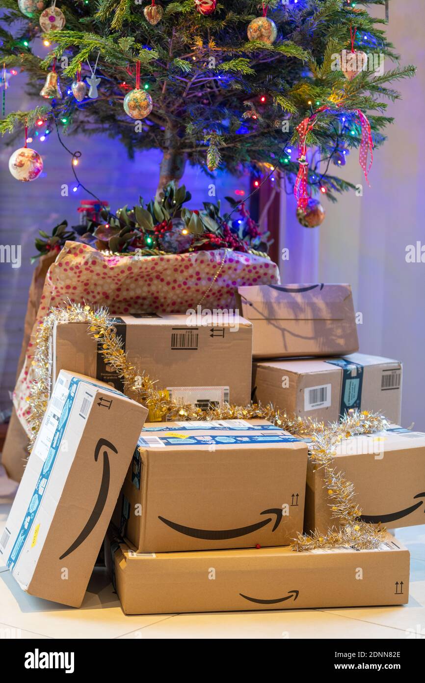 Pacchetti Amazon depositati ai piedi dell'albero di Natale Foto stock -  Alamy