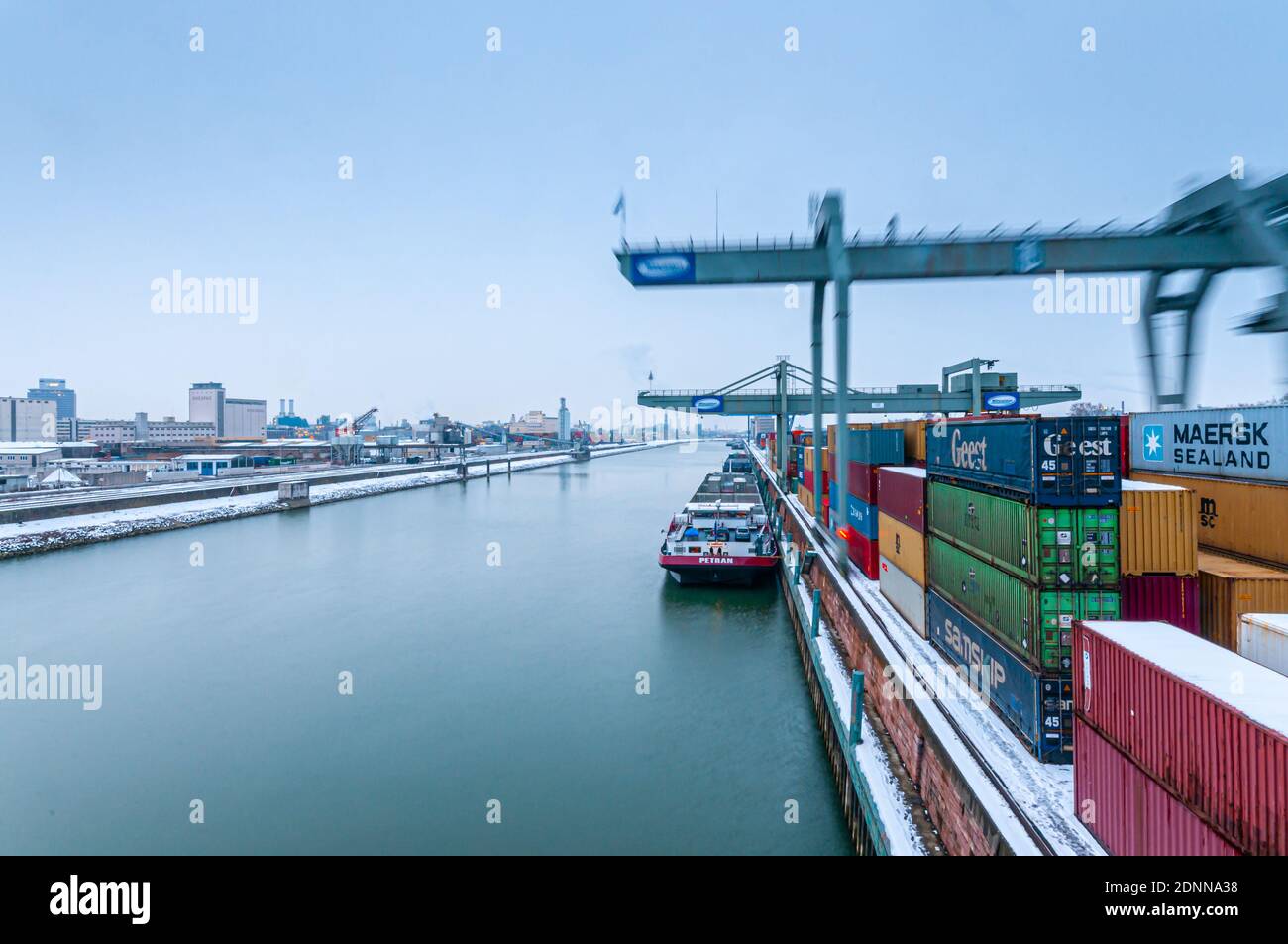 Mannheim, Germania. 16 Gennaio 2010. Contenitore terminale di Mannheim coperto di neve. Porto fluviale sul Reno. Uno dei porti più importanti dell'entroterra Foto Stock