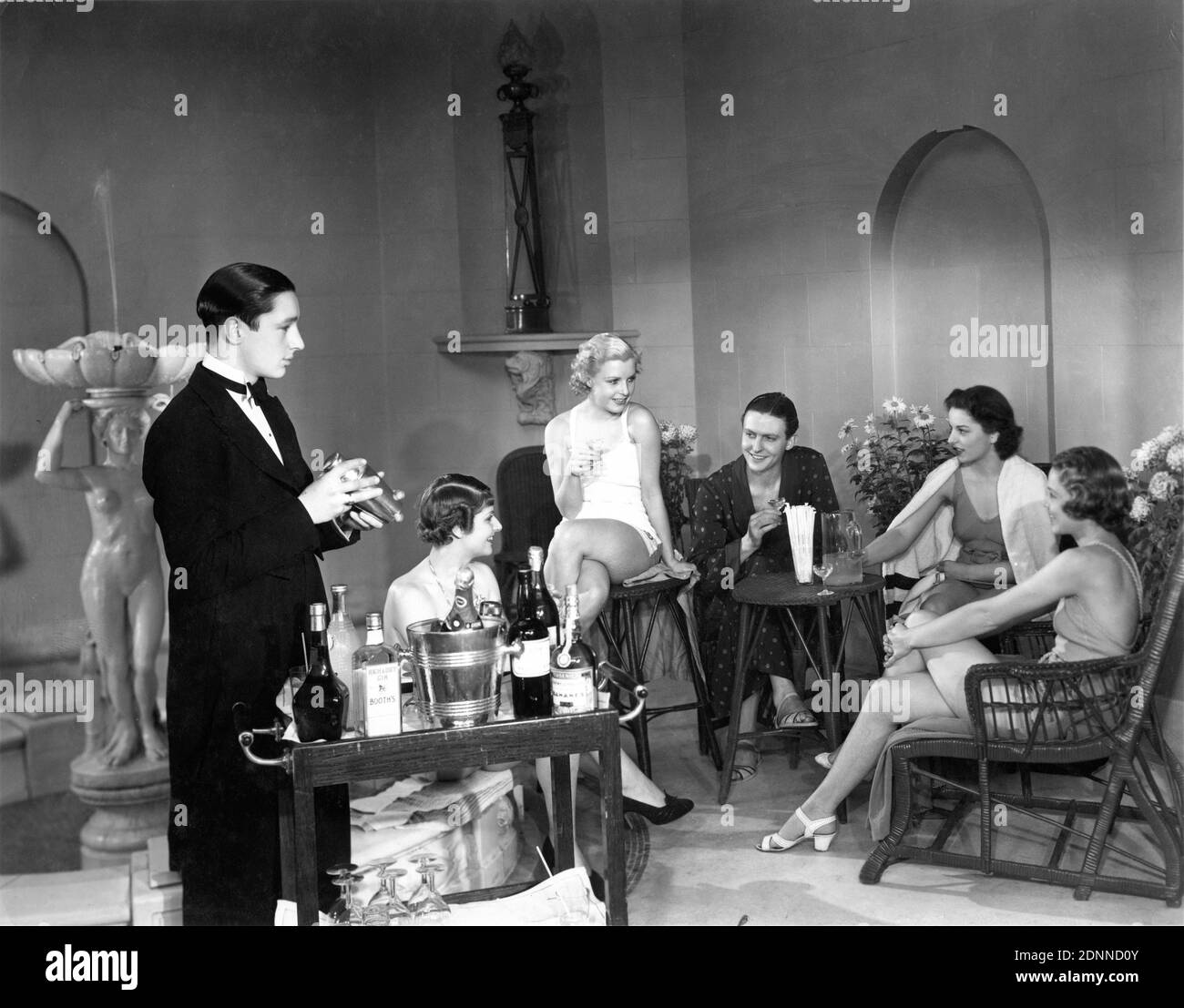 Bagnanti che godono di un cocktail presso la piscina del PINEWOOD CLUB presso PINEWOOD STUDIOS Iver Heath Buckinghamshire England circa 1937 Pubblicità per British and Dominions Film Corporation Ltd Foto Stock