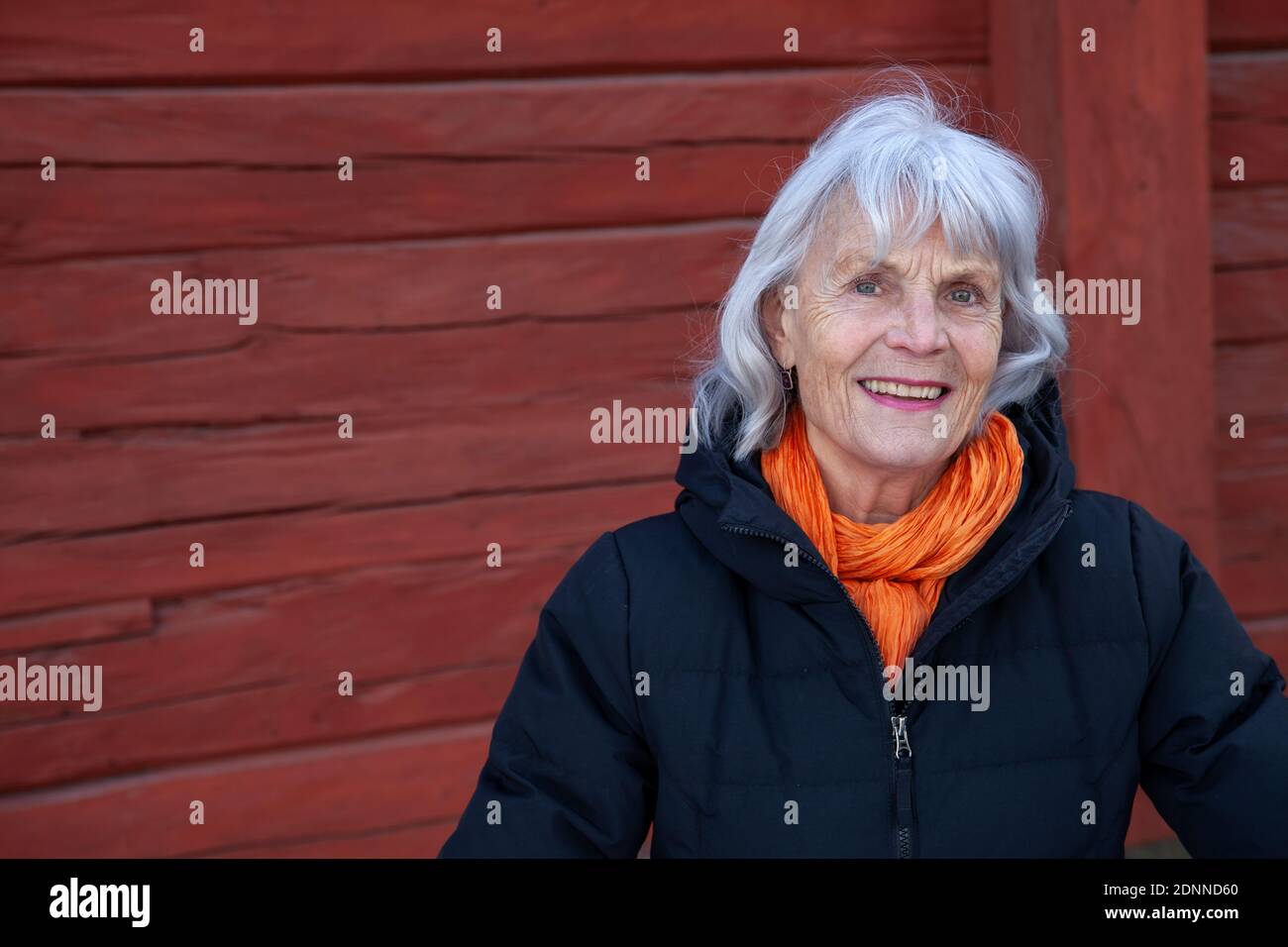 Senior donna che guarda la fotocamera Foto Stock