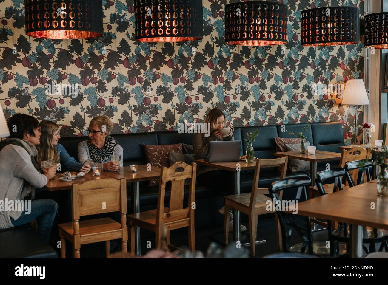La gente seduta in cafe Foto Stock