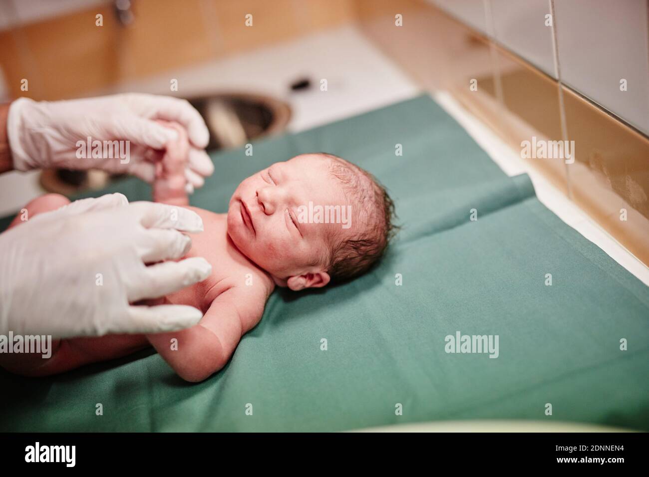 Neonato in ospedale Foto Stock