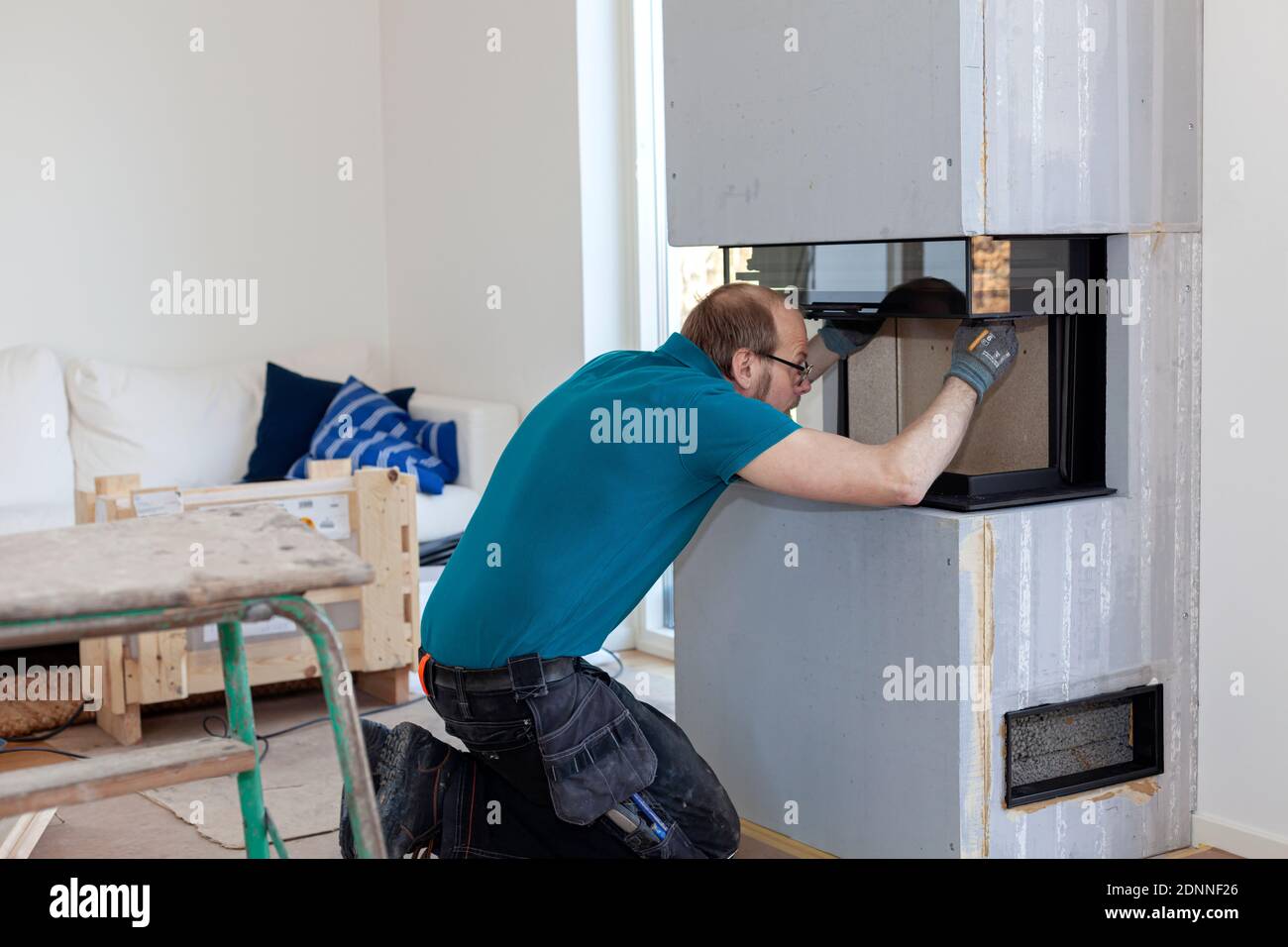 Uomo che installa camino Foto Stock