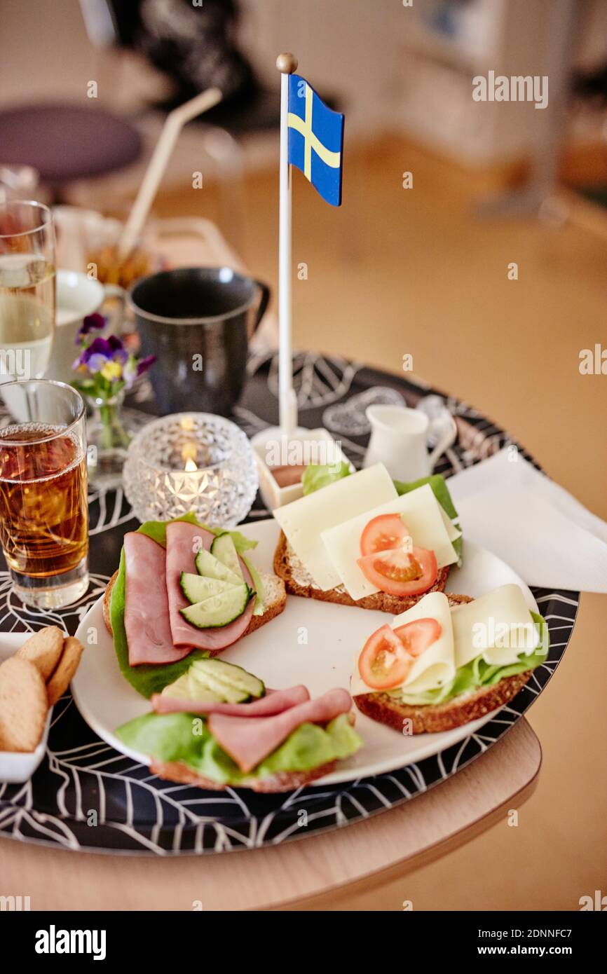 Cibo sul vassoio Foto Stock