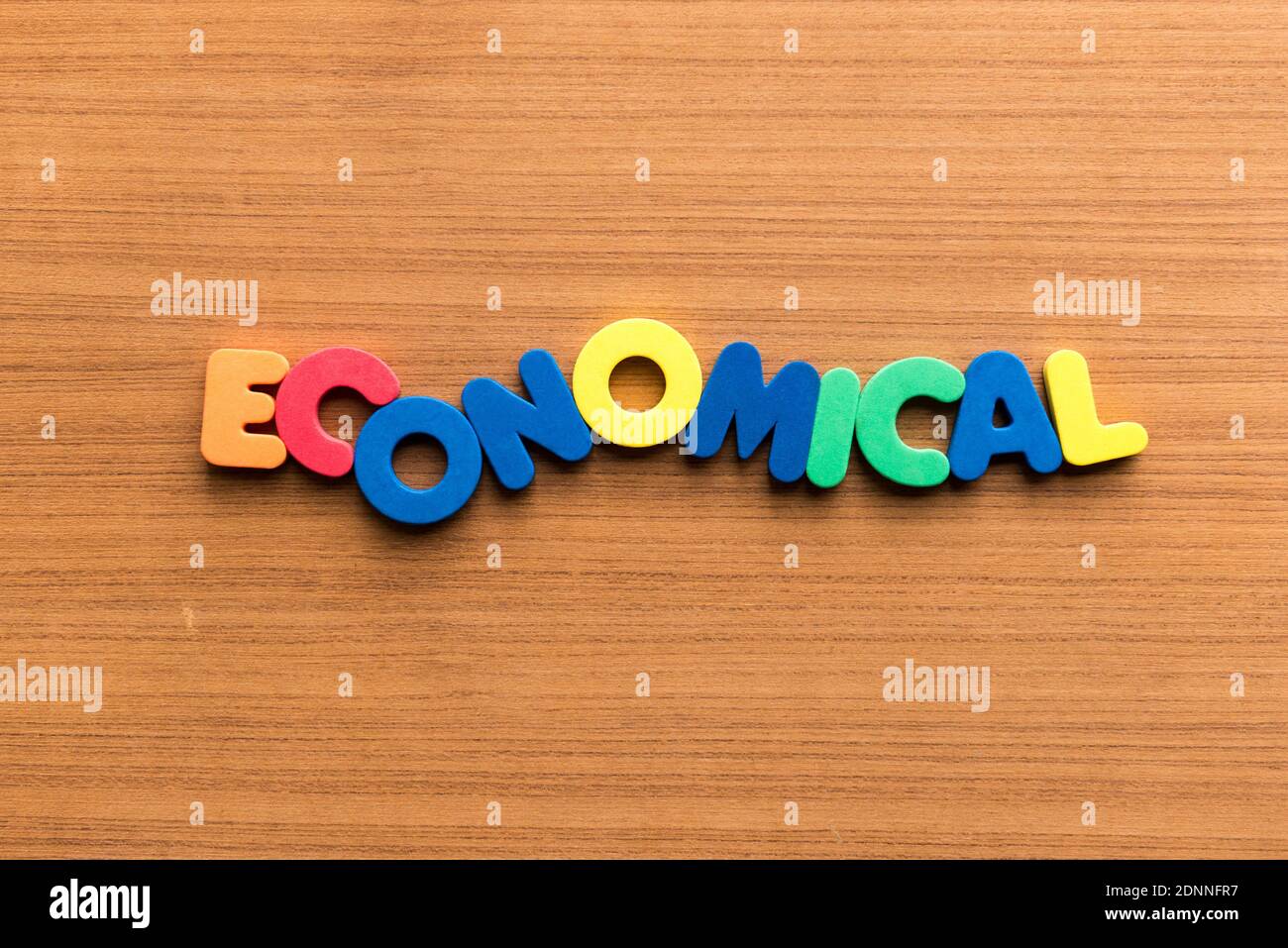 Vista ad angolo alto di testo economico colorato su tavolo di legno Foto Stock