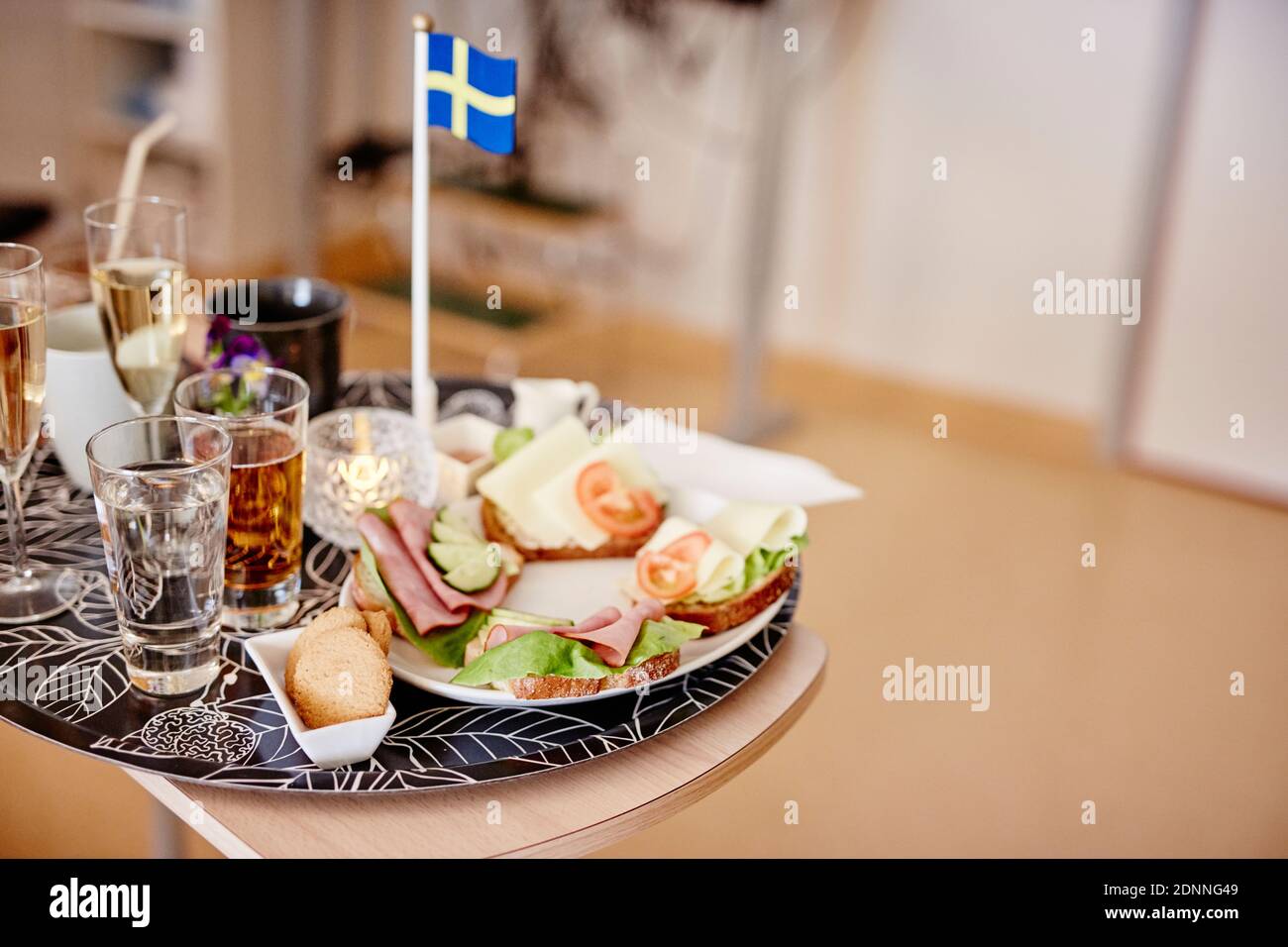 Cibo sul vassoio Foto Stock