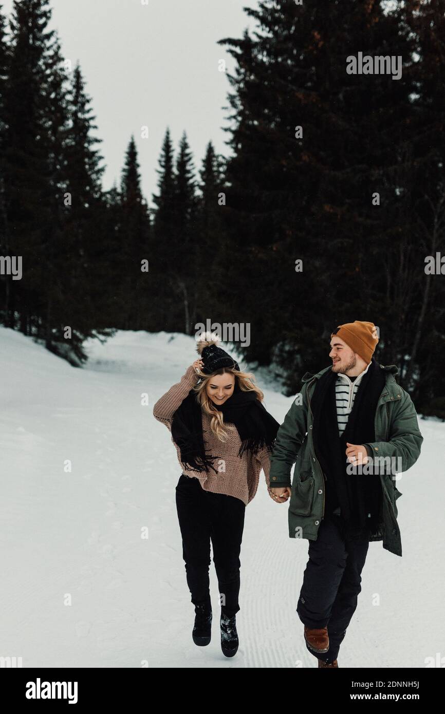 Felice coppia in inverno Foto Stock
