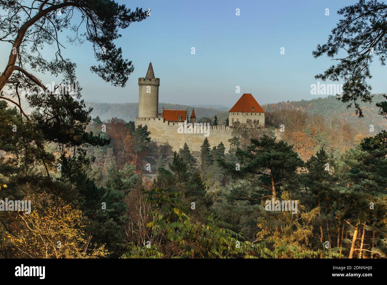 Vista del vecchio castello in pietra di Kokorin costruito nel 14 ° secolo si trova nel mezzo di una riserva naturale su un Ripido sperone roccioso sopra la valle di Kokorin Foto Stock