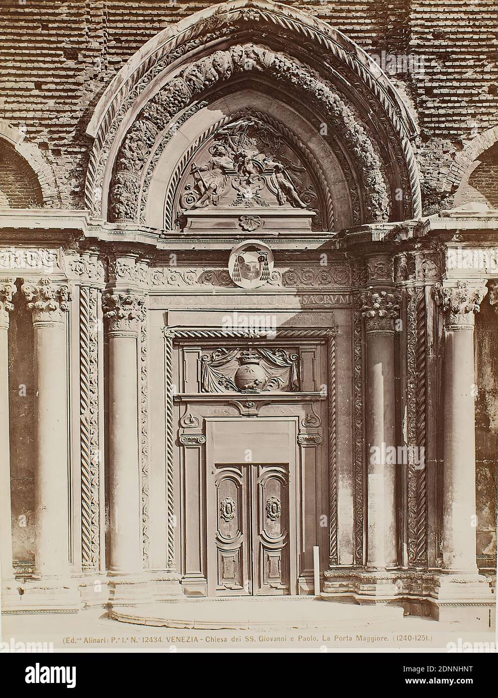 Chiesa SS. Giovanni e Paolo, portale principale, Venezia, carta albumina, processo positivo bianco e nero, dimensioni immagine: Altezza: 25,20 cm; larghezza: 19,20 cm, VENEZIA - Chiesa dei SS. Giovanni e Paolo. La porta maggiore. (1240-1251), fotografia di viaggio, fotografia architettonica, facciata (edificio della chiesa), colonna, pilastro (architettura), portale (edificio della chiesa), Venezia Foto Stock