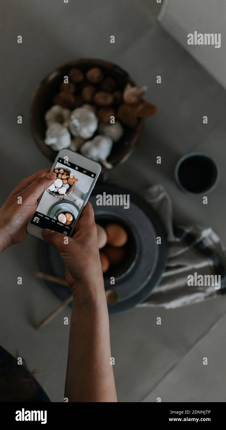 Uomo di prendere foto con il telefono cellulare Foto Stock