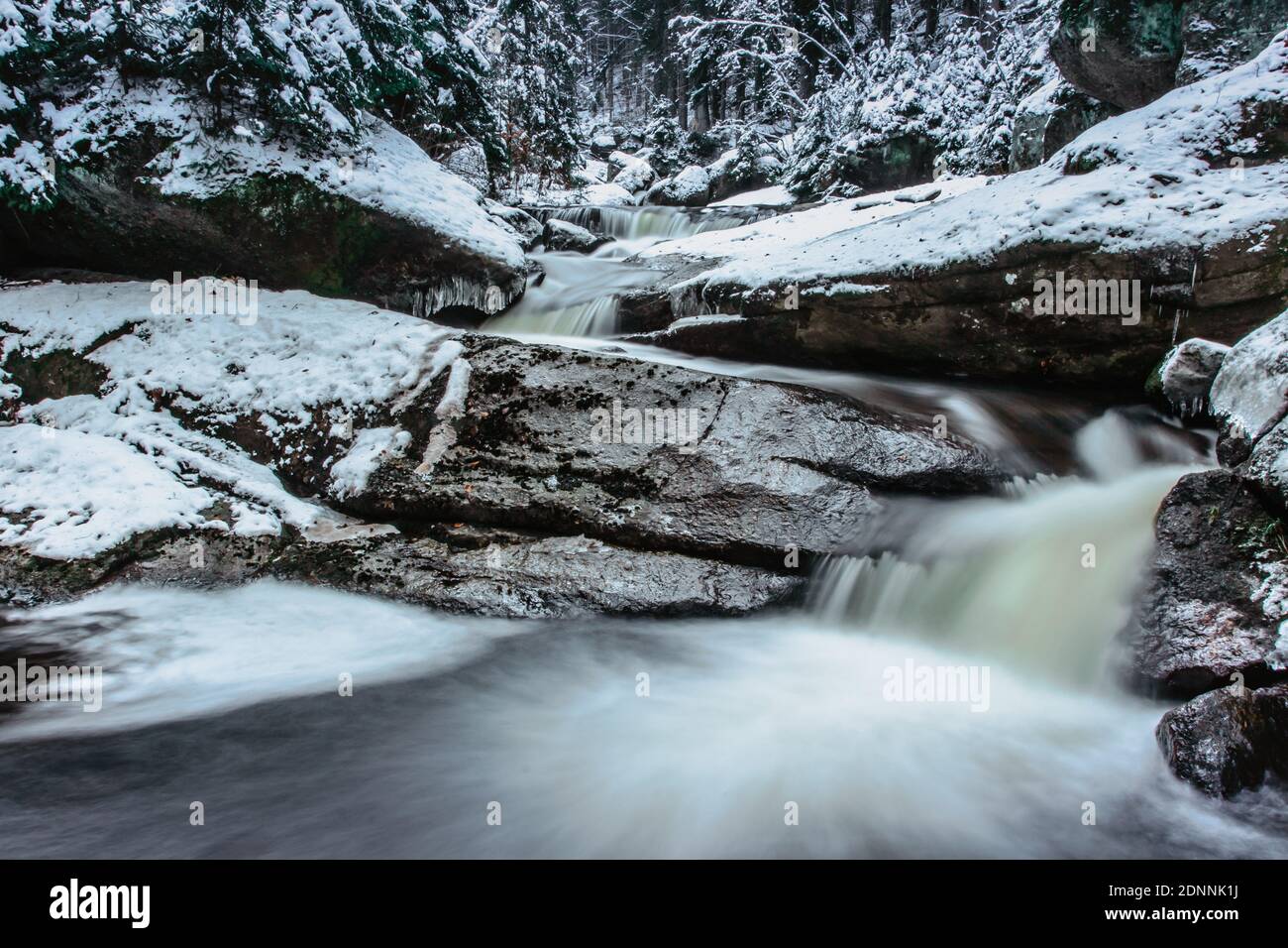 Il gruppo di cascate e cascate sul fiume Cerna Desna, vicino al lago artificiale di Sous, montagne di Jizera, Repubblica Ceca.Long esposizione Water.Fresh Foto Stock