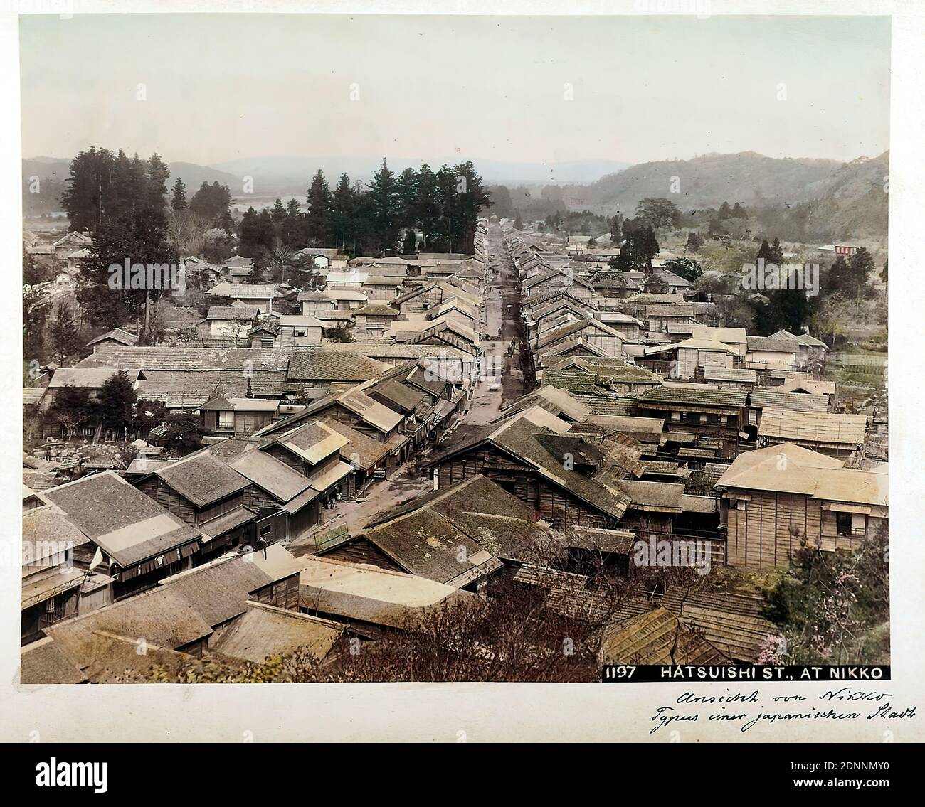 Kihei Tamamura, via Hatsuishi, a Nikko, carta albumina, processo positivo bianco e nero, colore a mano, dimensione immagine: Altezza: 19.40 cm; larghezza: 25.30 cm, intitolata, 1197 via Hatsuishi, a Nikko, inscritto: Recto o. r.: Stampato in blu 2, inscritto, in inchiostro nero: Vista di Nikko. Tipo di città giapponese, fotografia di viaggio, edificio storico, posizione, strada, hist. Luogo, città, villaggio, casa residenziale, casa a più piani, montagne, montagne, strade e piazze, alberi, cespugli, città, vista città (veduta), Nikkō Foto Stock