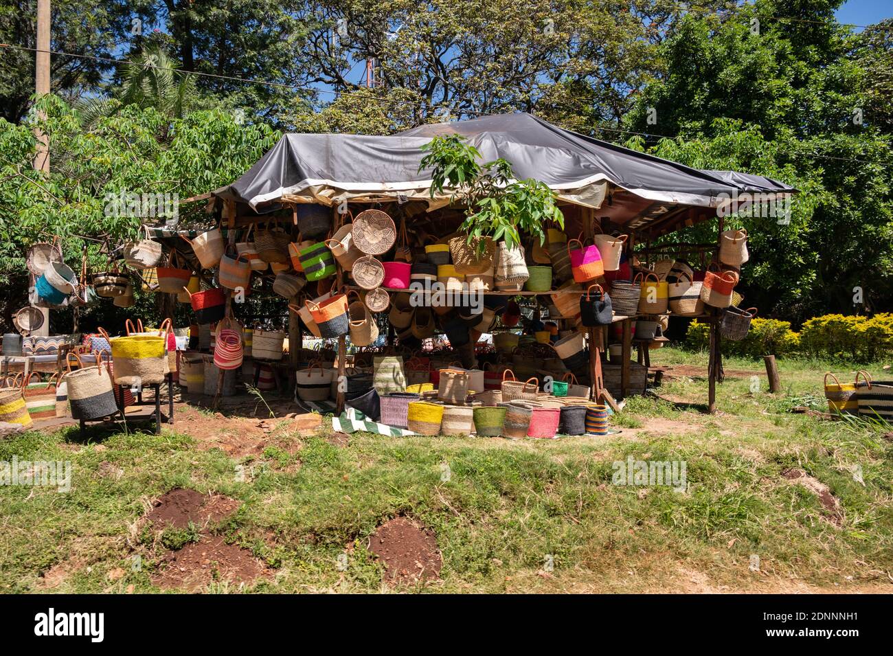 Vari fatti a mano sisal tessuto cesti e sacchi sul display dalla strada, Nairobi, Kenia Foto Stock