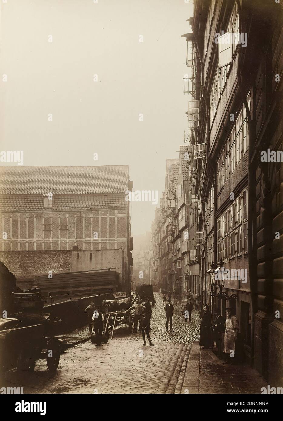 W. Mauke & Söhne, Georg Koppmann, Hinter den Boden vom Sande gesehen aus der Mappe Hamburg 1883, fotografie dello Stadttheile da stendersi, carta albumina, processo positivo in bianco e nero, dimensioni immagine: Altezza: 37.9 cm; larghezza: 27.2 cm, inscritto: Recto u.: Stampato sul supporto cartone: Photographie von G. Koppmann & Co, Amburgo - fotografato Amburgo ottobre 1883, È STATO A PIEDI FUORI DAL PAVIMENTO DALLA SABBIA, fotografia architettonica, città, vista città (veduta), strade e piazze, casa residenziale, casa a più piani, facciata, casa, edificio, casa a graticcio, vita urbana, carrozza Foto Stock