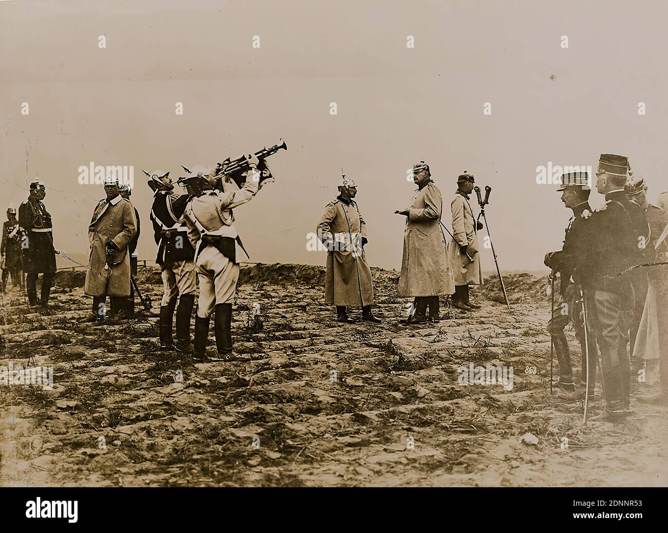 Oscar Tellgmann, manovra Imperiale 1913 in Slesia - V. e VI. Corpo militare, carta collodio, processo positivo bianco e nero, dimensioni foglio: Altezza: 16.80 cm; larghezza: 22.90 cm, fotografo di guerra, Oscar Tellgmann, Eschwege, Hofphotogr. SR. Maj, dell'imperatore e della corte. Dell'imperatore e del re, la manovra dell'imperatore 1913 in Slesia, V. e VI. Corpi dell'esercito, fotographia di riferimento, fotografia di ritratto, compagnia, unità, truppa, comandante in capo, generale, maresciallo, onori militari, banda militare, uniformi (militari), corno, tromba, cornet, trombone, tuba Foto Stock