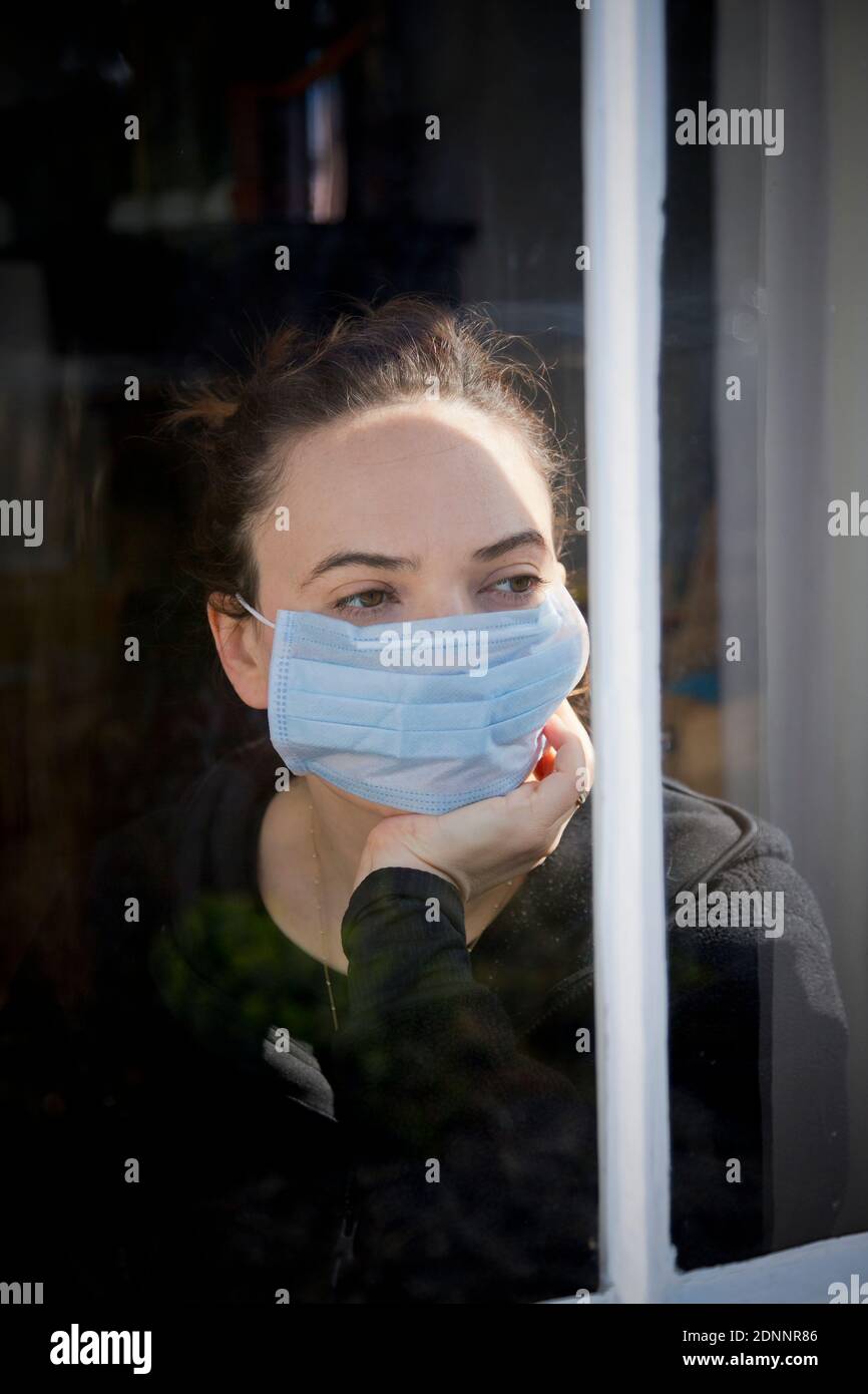 Donna che indossa la maschera protettiva Foto Stock