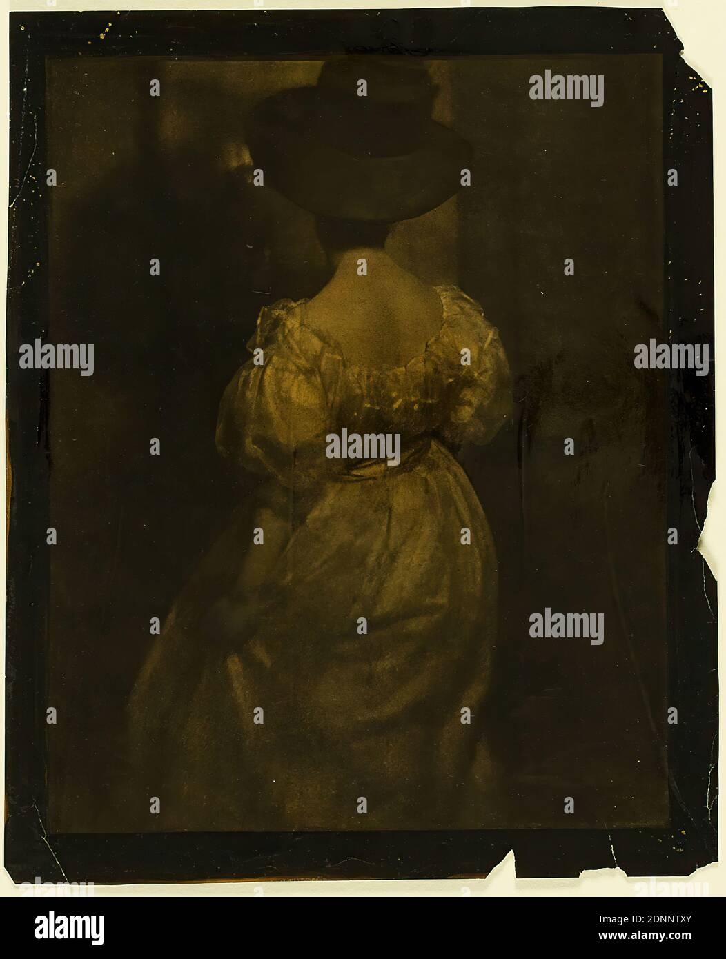 Heinrich Kühn, Tonwertstudiie II, carta, bromoil sovrastampa, totale: Altezza: 29,5 cm; larghezza: 23,8 cm, numero di inventario in piombo, fotografia artistica, fotografia in scena, donna, abito, copricapo, schiena, ritratto a lunghezza intera, Mary Warner, pictorialismo Foto Stock