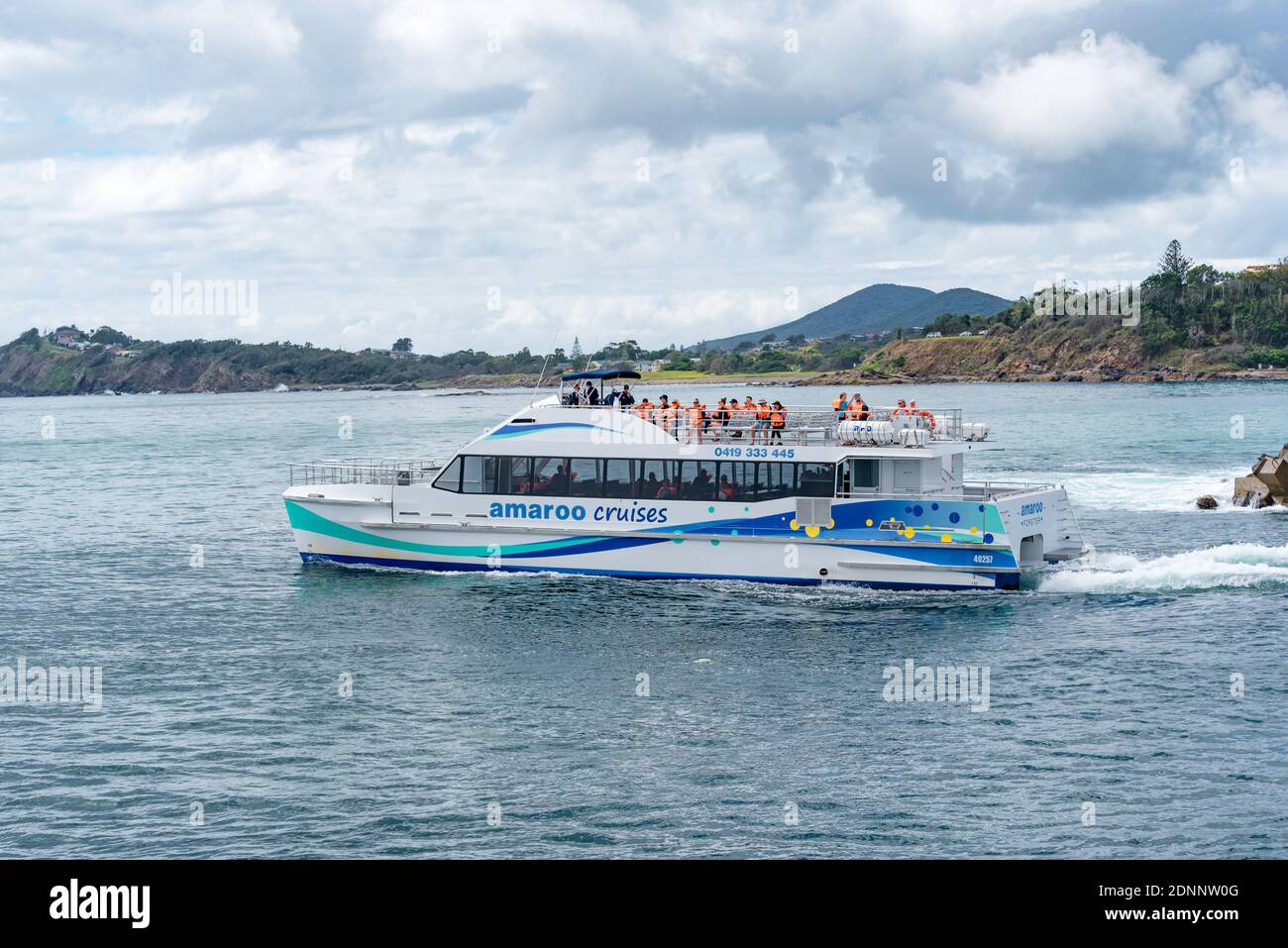Il grande scafo doppio Amaroo Cruises Whale and Dolphin Watching Vessel passa attraverso il frangiflutti all'ingresso a Forster Tuncurry, NSW, Aust Foto Stock