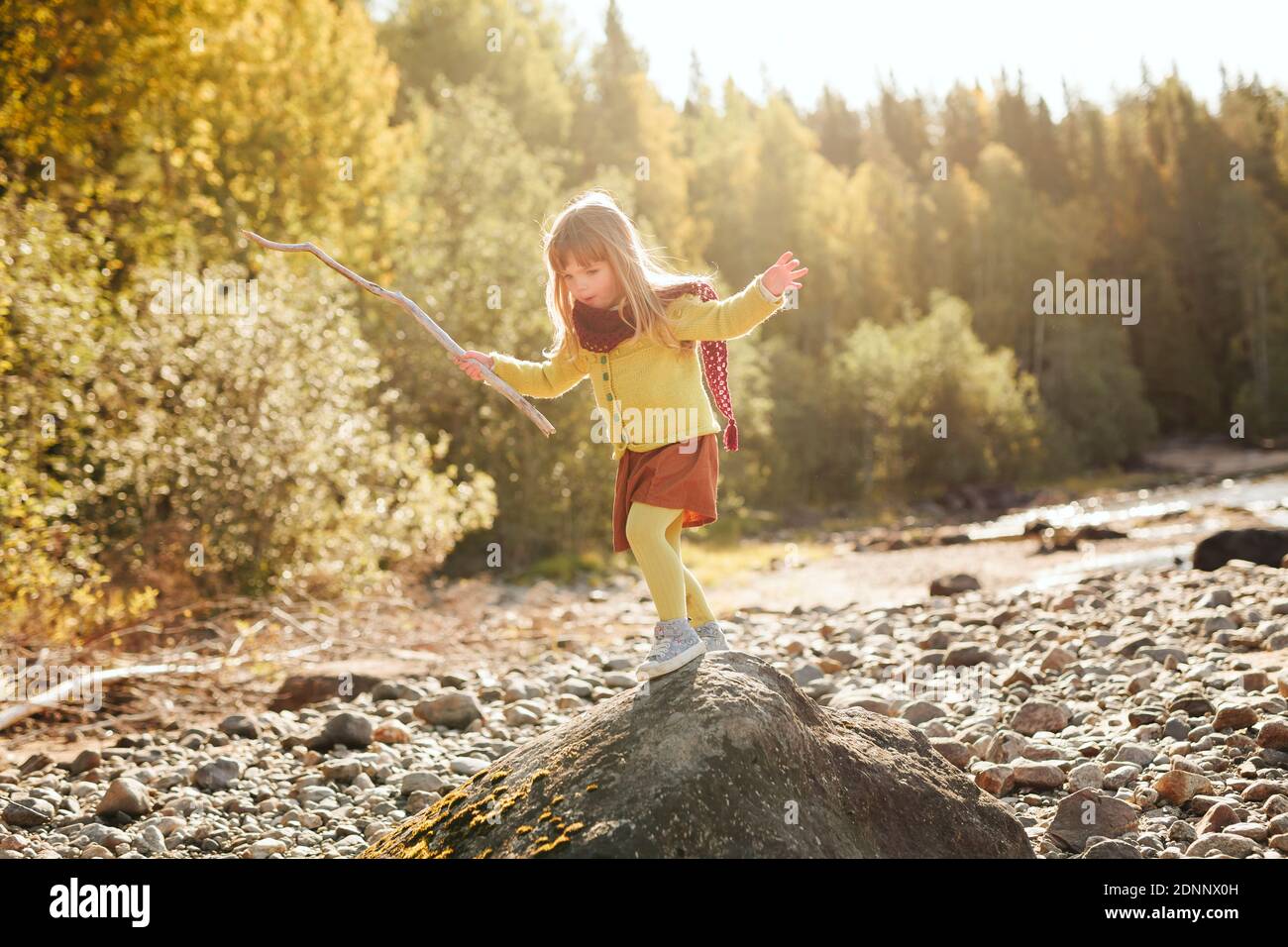 Ragazza che gioca al di fuori Foto Stock