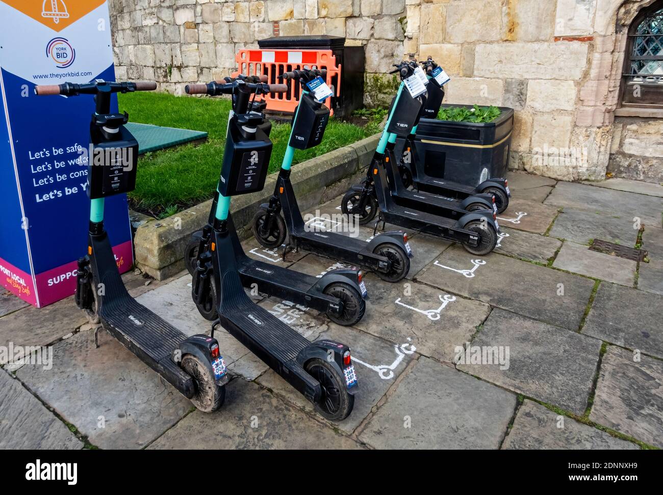 TIER e-scooters e scooter elettrico scooter a noleggio nel centro città York North Yorkshire Inghilterra Regno Unito GB Gran Bretagna Foto Stock
