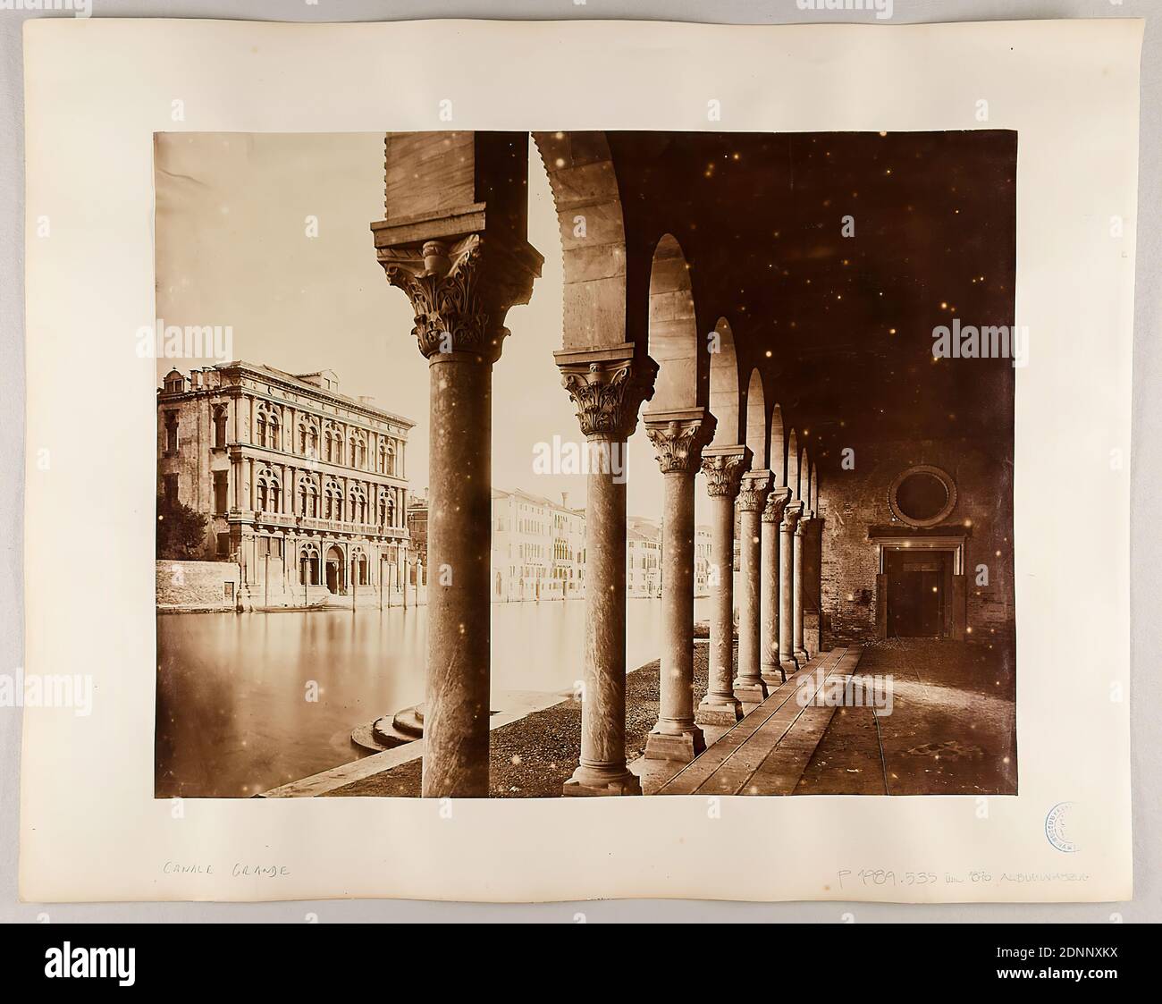 Carlo Naya, Venezia - canale Grande, carta albumina, cartone, processo positivo bianco e nero, dimensioni del foglio: Altezza: 27.00 cm; larghezza: 35.00 cm, fotografia architettonica, fotografia di viaggio, vista della città, città (veduta), luogo storico, città, villaggio, canale Foto Stock