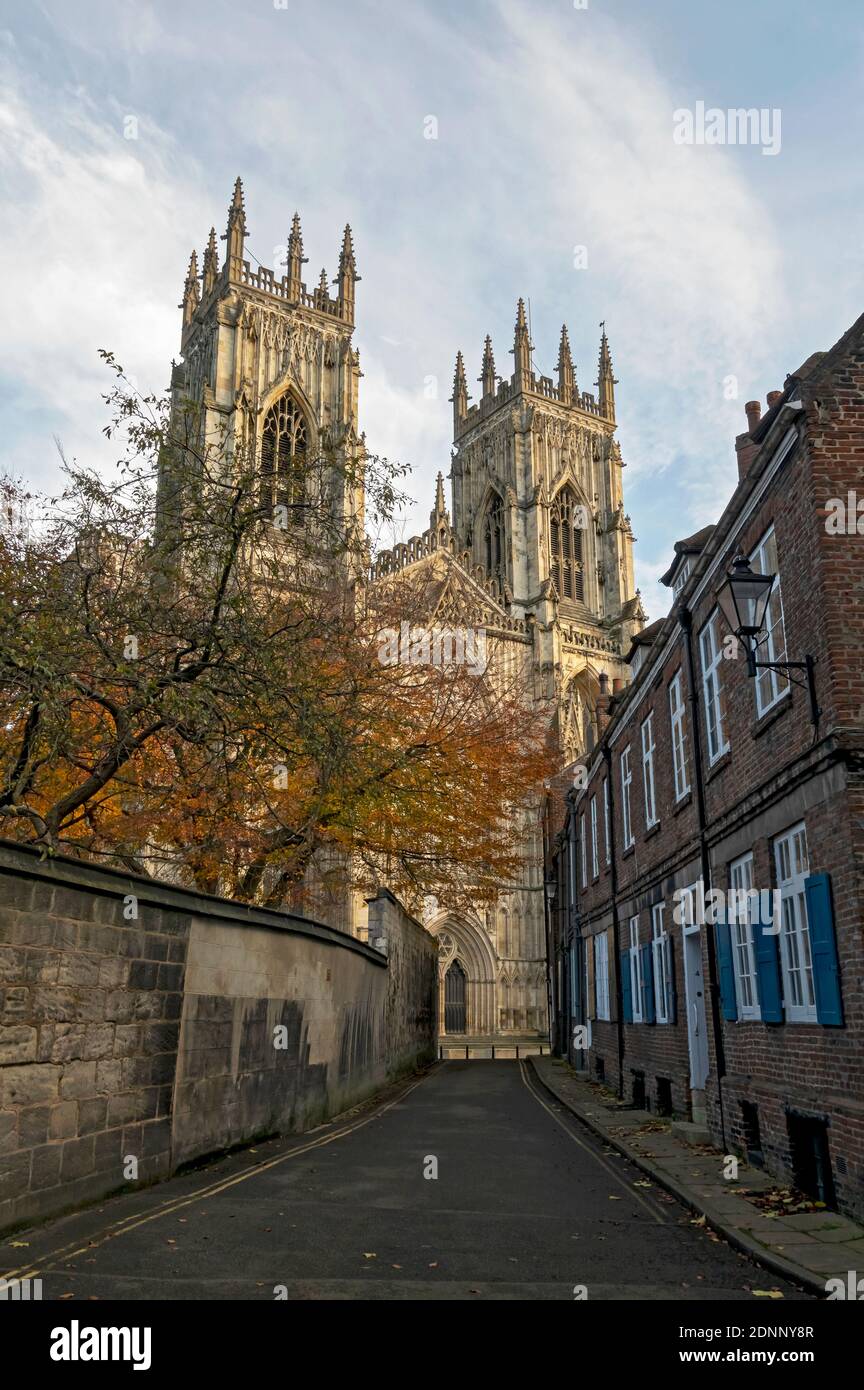 West Front torreggia all'esterno della cattedrale in autunno York North Yorkshire Inghilterra Regno Unito Gran Bretagna Foto Stock