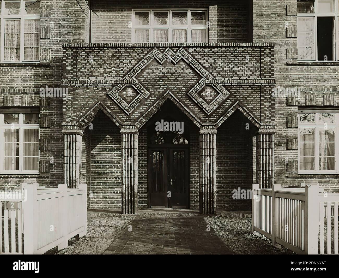 Fotografo Gebr. Dransfeld, Carl Dransfeld, ingresso del blocco residenziale Haynstraße 2-4, Hamburg-Eppendorf, carta in gelatina d'argento, processo positivo in bianco e nero, dimensioni immagine: Altezza: 17,40 cm; larghezza: 23,00 cm, inscritto: Recto sul cartone: In inchiostro, o.: Foto: Dransfeld, Amburgo 39; u.: Ingresso di un grande edificio di appartamenti ad Amburgo, Architekten B. D.A. Hans u. Oskar Gerson, Amburgo, fotografia architettonica, portale/edicola, facciata, casa, edificio, edificio, edificio d'appartamenti, casa ripostata, architettura Foto Stock