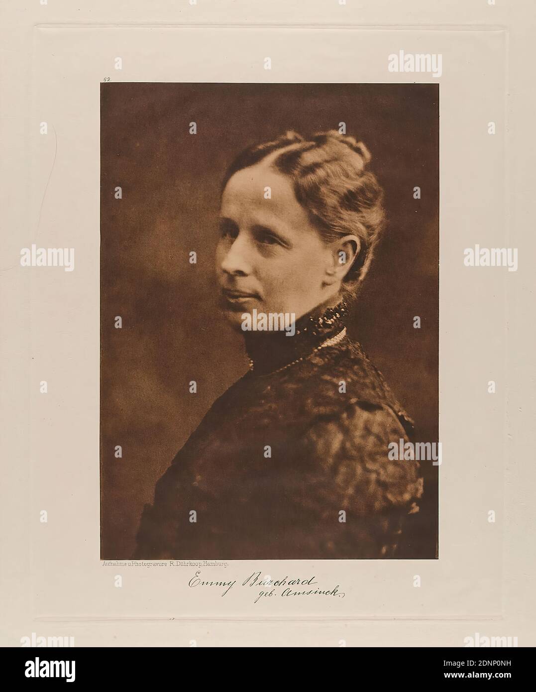 Rudolph Dührkoop, Frau Bürgermeister Burchard dal portafoglio Hamburgische Männer und Frauen am Anfang des XX. Jahrhunderts, Staatliche Landesbildstelle Hamburg, Collezione sulla storia della fotografia, della carta, dell'eliocalcografia, dimensioni dell'immagine: Altezza: 21,60 cm; larghezza: 15,40 cm, segno: Recto sotto l'immagine: Firma a vista del sitter: Emmy Burchard née Amsinck, iscrizione: Recto: Inciso sulla targa, sotto l'immagine: Fotografia e fotografia R. Dührkoop, Amburgo, a sinistra sopra la foto 62; a destra nell'angolo in piombo: 4, manoscritta: INV.Nr. E riferimento a riproduzione, ritratto Foto Stock