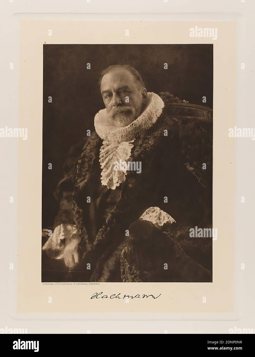 Rudolph Dührkoop, se. Magnifizenz Sindaco Dr. Gerhard Hachmann dal portafoglio Hamburgische Männer und Frauen am Anfang des XX. Century, Staatliche Landesbildstelle Hamburg, Collezione sulla storia della fotografia, della carta, dell'eliocalcografia, dimensioni dell'immagine: Altezza: 19,40 cm; larghezza: 14,00 cm, segno: Recto sotto l'immagine: Firma a vista del sitter, inscritto: Recto: Inciso sulla targa, sotto l'immagine: Fotografia e fotografia R. Dührkoop, Amburgo, a sinistra sopra l'immagine 2°; A destra nell'angolo in piombo: 5, timbro: Recto: Manoscritto: INV.Nr. E riferimento a riproduzione, ritratto Foto Stock