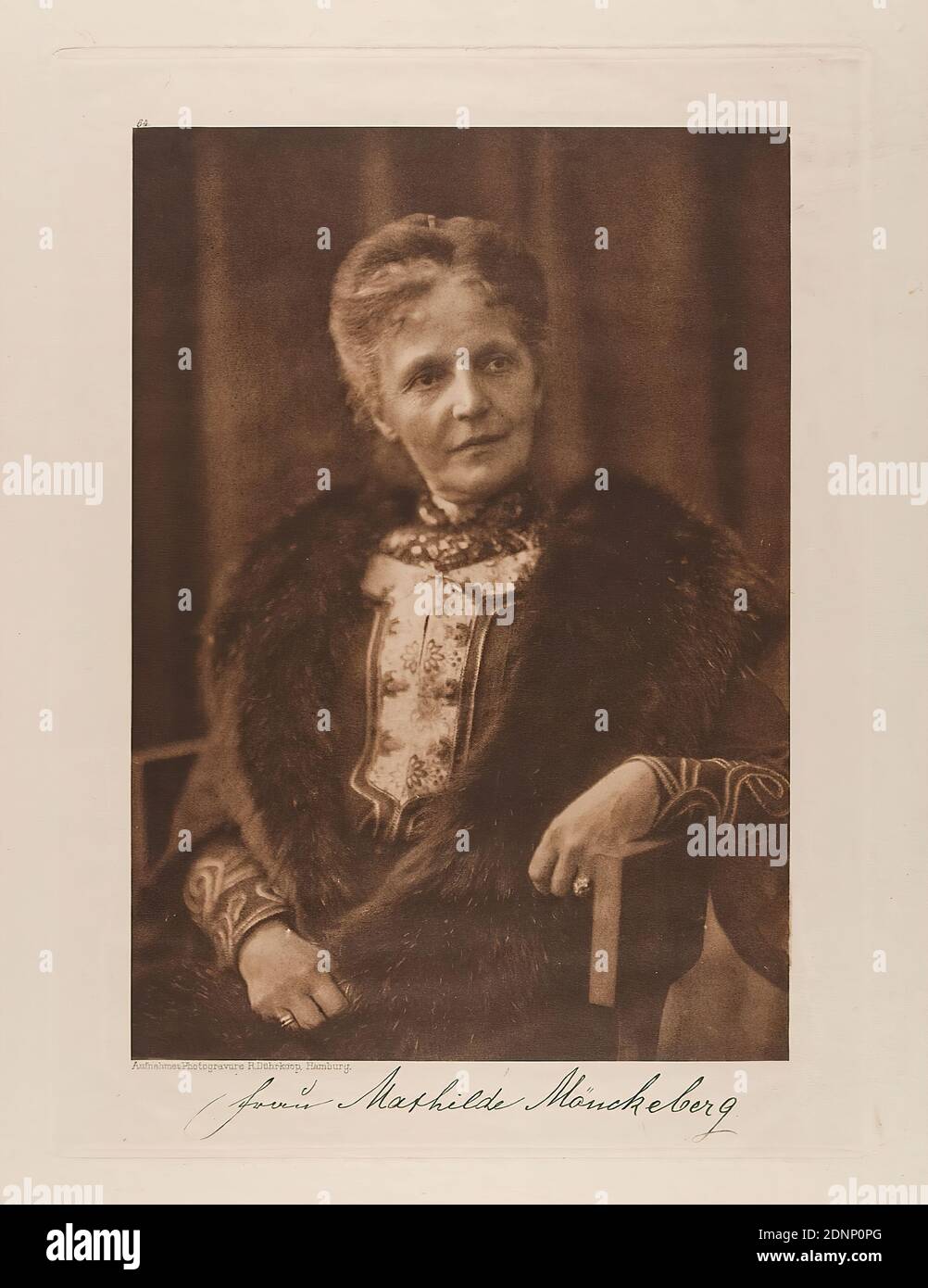 Rudolph Dührkoop, Frau Bürgermeister Mönckeberg dal portafoglio Hamburgische Männer und Frauen am Anfang des XX. Jahrhunderts, Staatliche Landesbildstelle Hamburg, Collezione di Storia della Fotografia, carta, eliocalcografia, dimensioni: Altezza: 22,40 cm; larghezza: 15,90 cm, segno: Recto sotto la foto: Firma a vista del sitter, iscrizione: Recto: Inciso sulla targa, sotto la foto: Fotografia e fotografia R. Dührkoop, Amburgo, sinistra sopra la foto 64; A destra nell'angolo annotato in piombo: 2, timbro di inventario dello Stato Picture Center Amburgo, aggiunta scritta a mano Foto Stock