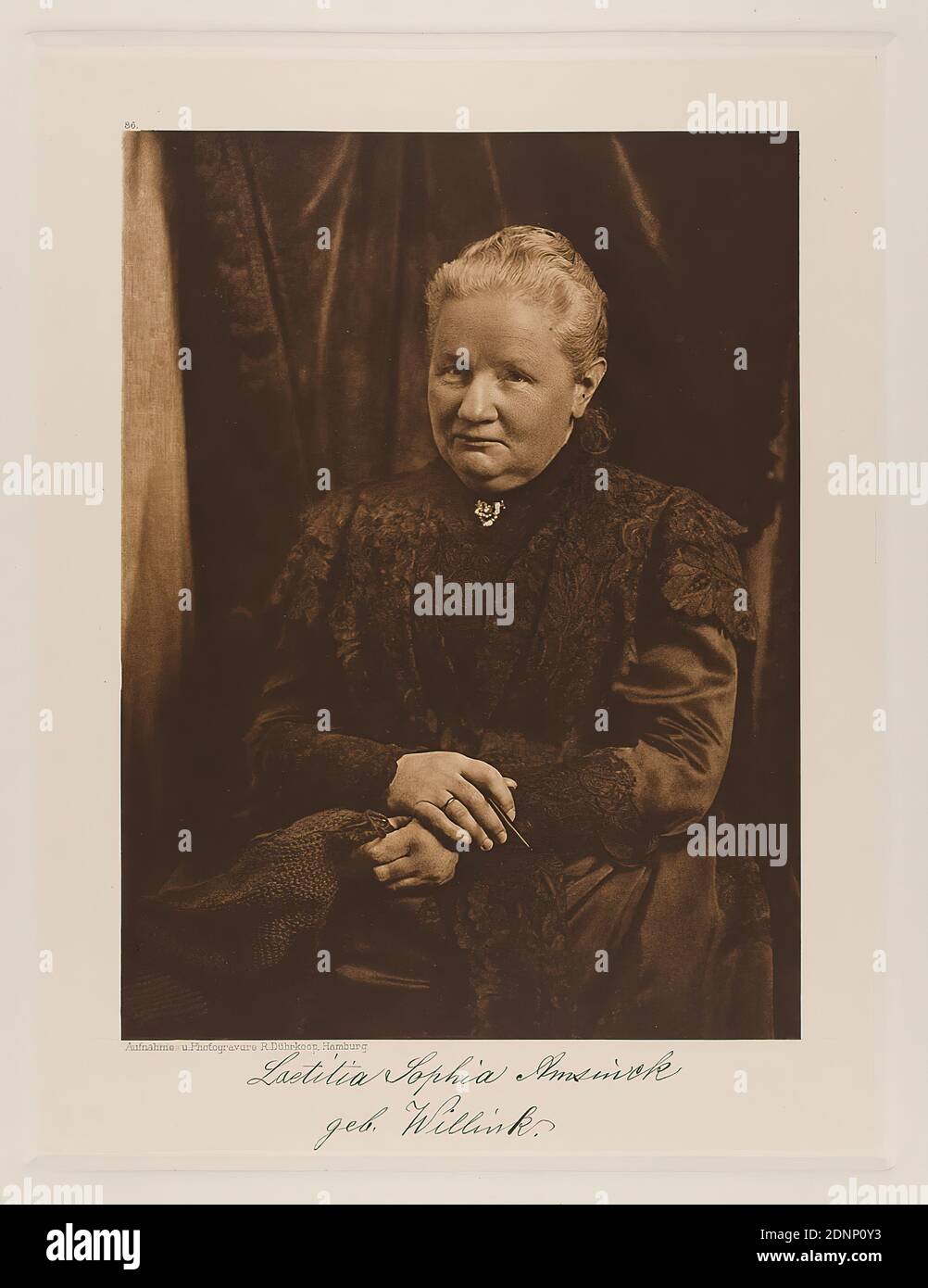 Rudolph Dührkoop, la signora Lätitia Sophia Amsinck, nata Willink, del portafoglio Hamburgische Männer und Frauen am Anfang des XX. Jahrhunderts, Staatliche Landesbildstelle Hamburg, collezione sulla storia della fotografia, della carta, dell'eliocalcografia, dimensioni immagine: Altezza: 21,70 cm; larghezza: 16,20 cm, segno: Recto sotto l'immagine: Firma a vista del sitter Laetitia Sophia Amsinck née Willink, iscrizione: Recto: Inciso sulla lastra da stampa, sotto l'immagine: Fotografia e fotografia R. Dührkoop, Amburgo, in alto a sinistra sopra la foto 86; in alto a destra nell'angolo in piombo:31, timbro: Recto: Scritto a mano Foto Stock
