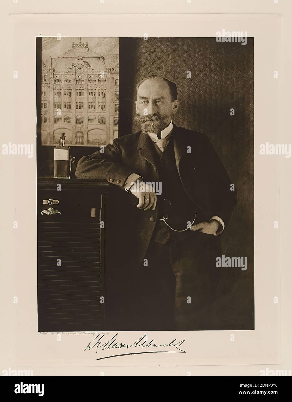 Rudolph Dührkoop, Dr. Max Albrecht, membro della Bürgerschaft dal portafoglio Hamburgische Männer und Frauen am Anfang des XX. Century, Staatliche Landesbildstelle Hamburg, collezione sulla storia della fotografia, della carta, dell'eliocalcografia, dimensioni dell'immagine: Altezza: 22,50 cm; larghezza: 16,60 cm, segno: Recto sotto l'immagine: Firma a vista del sitter, iscrizione: Recto: Inciso sulla targa, sotto l'immagine: Fotografia e fotografia R. Dührkoop, Amburgo, in alto a sinistra sopra la foto 115; In alto a destra nell'angolo indicato in lead:29, timbro: Recto: Aggiunta manoscritta: INV.Nr. E riferimento Foto Stock