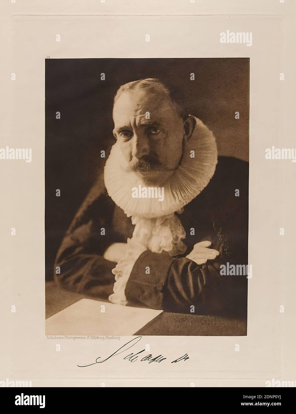 Rudolph Dührkoop, Syndikus Dr. B. L. Schaefer dal portafoglio Hamburgische Männer und Frauen am Anfang des XX. Century, Staatliche Landesbildstelle Hamburg, Collezione su Storia della Fotografia, carta, eliocalcografia, dimensioni immagine: Altezza: 20,70 cm; larghezza: 15,20 cm, segno: Recto sotto l'immagine: Firma a vista del sitter, inscritto: Recto: Inciso sulla targa, sotto l'immagine: Fotografia e fotografia R. Dührkoop, Amburgo, in alto a sinistra sopra la foto 56; In alto a destra nell'angolo in piombo:25, timbro: Recto: Scritto a mano aggiunta: INV.Nr. E riferimento a riproduzione, fotografia ritratto Foto Stock