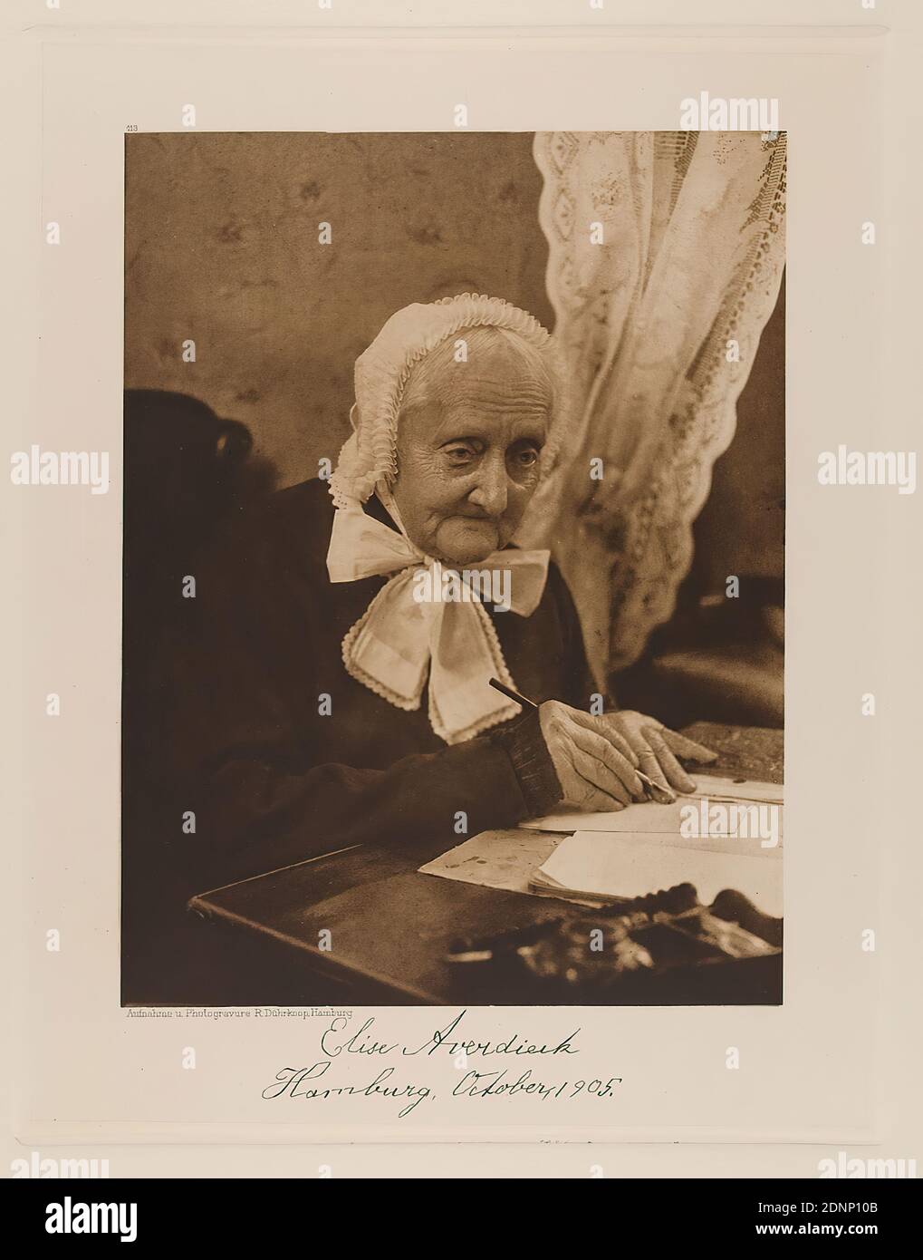 Rudolph Dührkoop, Miss Elise Averdieck dal portafoglio Hamburgische Männer und Frauen am Anfang des XX. Century, Staatliche Landesbildstelle Hamburg, Collezione di Storia della Fotografia, carta, eliocalcografia, dimensioni immagine: Altezza: 20,90 cm; larghezza: 15,90 cm, segno: Recto sotto la foto: Firma a vista del sitter, iscrizione: Recto: Inciso sulla targa, sotto la foto: Fotografia e fotografia R. Dührkoop, Amburgo, in alto a sinistra sopra la foto 113; In alto a destra nell'angolo in piombo:32, timbro: Recto: Scritto a mano aggiunta: INV.Nr. E riferimento a riproduzione, fotografia ritratto Foto Stock
