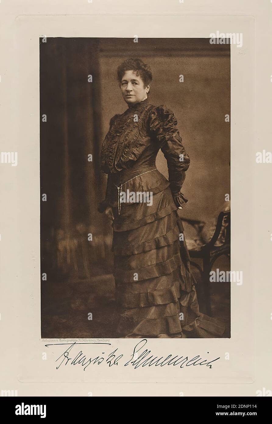Rudolph Dührkoop, Frau Franziska Ellmenreich, eroina e societ del Deutsches Schauspielhaus dal portafoglio Hamburgische Männer und Frauen am Anfang des XX. Century, Staatliche Landesbildstelle Hamburg, Collezione di Storia della Fotografia, carta, eliocalcografia, dimensioni immagine: Altezza: 21,90 cm; larghezza: 13,80 cm, segno: Recto sotto la foto: Firma a vista del sitter, iscrizione: Recto: Inciso sulla targa, sotto la foto: Fotografia e fotografia R. Dührkoop, Amburgo, in alto a sinistra sopra la foto 79; in alto a destra nell'angolo in lead:54, timbro: recto: scritto a mano Foto Stock