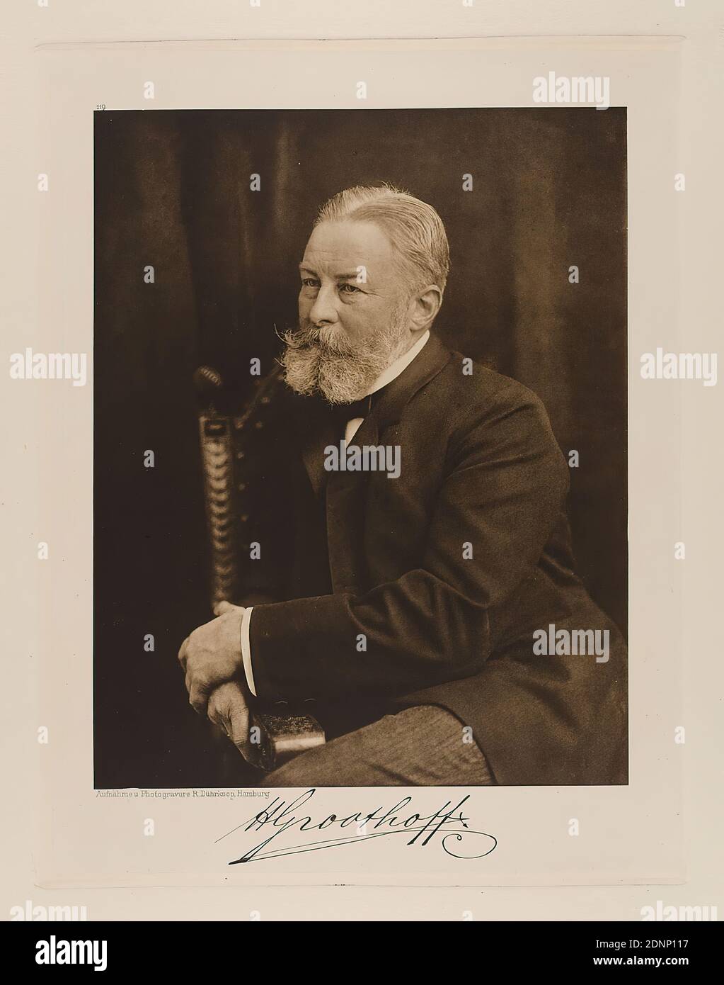 Rudolph Dührkoop, architetto Hugo Groothoff, dal portafoglio Hamburgische Männer und Frauen am Anfang des XX. Century, Staatliche Landesbildstelle Hamburg, collezione sulla storia della fotografia, della carta, dell'eliocalcografia, dimensioni dell'immagine: Altezza: 21,50 cm; larghezza: 17,00 cm, segno: Recto sotto l'immagine: Firma a vista del sitter, iscrizione: Recto: Inciso sulla targa, sotto l'immagine: Fotografia e fotografia R. Dührkoop, Amburgo, in alto a sinistra sopra la foto 119; In alto a destra nell'angolo in lead:61, timbro: Recto: Scritto a mano aggiunta: INV.Nr. E riferimento a riproduzione, ritratto Foto Stock