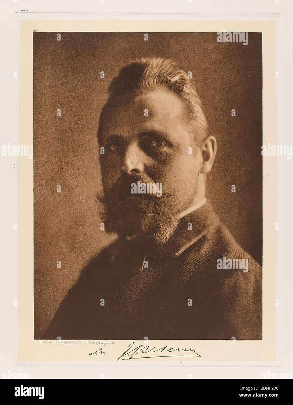 Rudolph Dührkoop, Dr. Johs. Agosto Petersen, direttore dell'orfanotrofio del portafoglio Hamburgische Männer und Frauen am Anfang des XX. Century, Staatliche Landesbildstelle Hamburg, Collezione di Storia della Fotografia, carta, eliocalcografia, dimensioni immagine: Altezza: 21,80 cm; larghezza: 16,20 cm, segno: Recto sotto la foto: Firma a vista del sitter, iscrizione: Recto: Inciso sulla targa, sotto la foto: Fotografia e fotografia R. Dührkoop, Amburgo, in alto a sinistra sopra la foto 30; In alto a destra nell'angolo indicato in piombo: 93, timbro: Recto: Aggiunta manoscritta: INV.Nr. Foto Stock