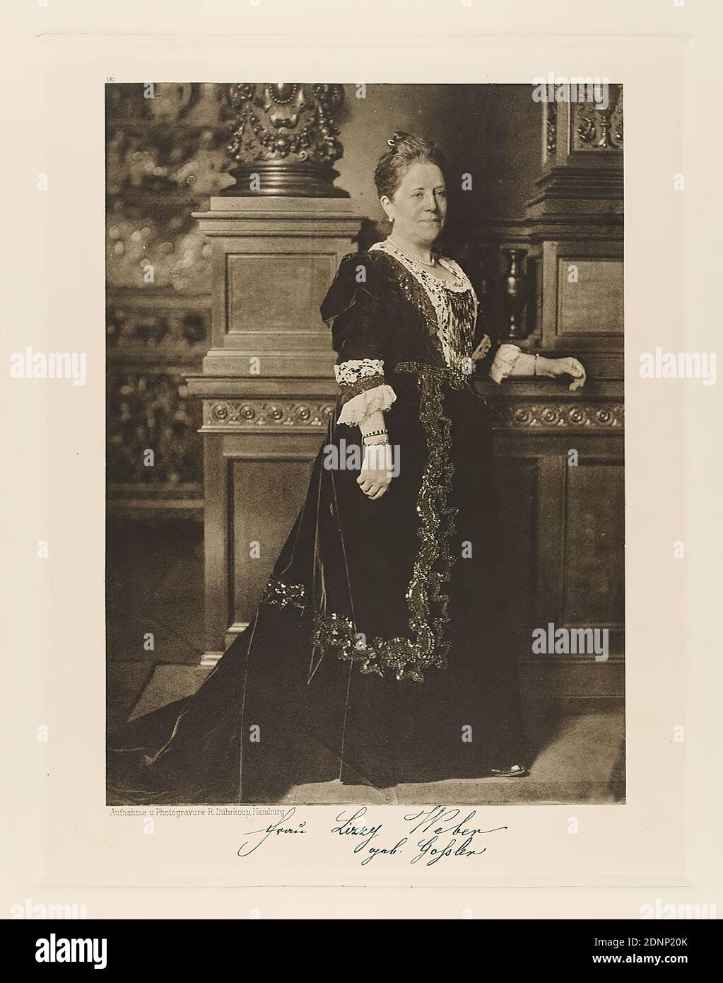 Rudolph Dührkoop, Consul Lizzy Weber, née Goßler, dal portafoglio Hamburgische Männer und Frauen am Anfang des XX. Jahrhunderts, Staatliche Landesbildstelle Hamburg, collezione sulla storia della fotografia, della carta, dell'eliocalcografia, dimensioni immagine: Altezza: 22,80 cm; larghezza: 16,50 cm, segno: Recto sotto l'immagine: Firma stampata del sitter: Sig.ra Lizzy Weber née Gossler, inscritto: Recto: Inciso sulla targa, sotto l'immagine: Fotografia e fotografia R. Dührkoop, Amburgo, a sinistra sopra la foto 121; a destra nell'angolo in piombo: 126, timbro: Recto: Manoscritto: INV.Nr. Foto Stock